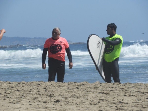 Carlos Caszely fue inspiración para conocido surfista (Agencia Uno)