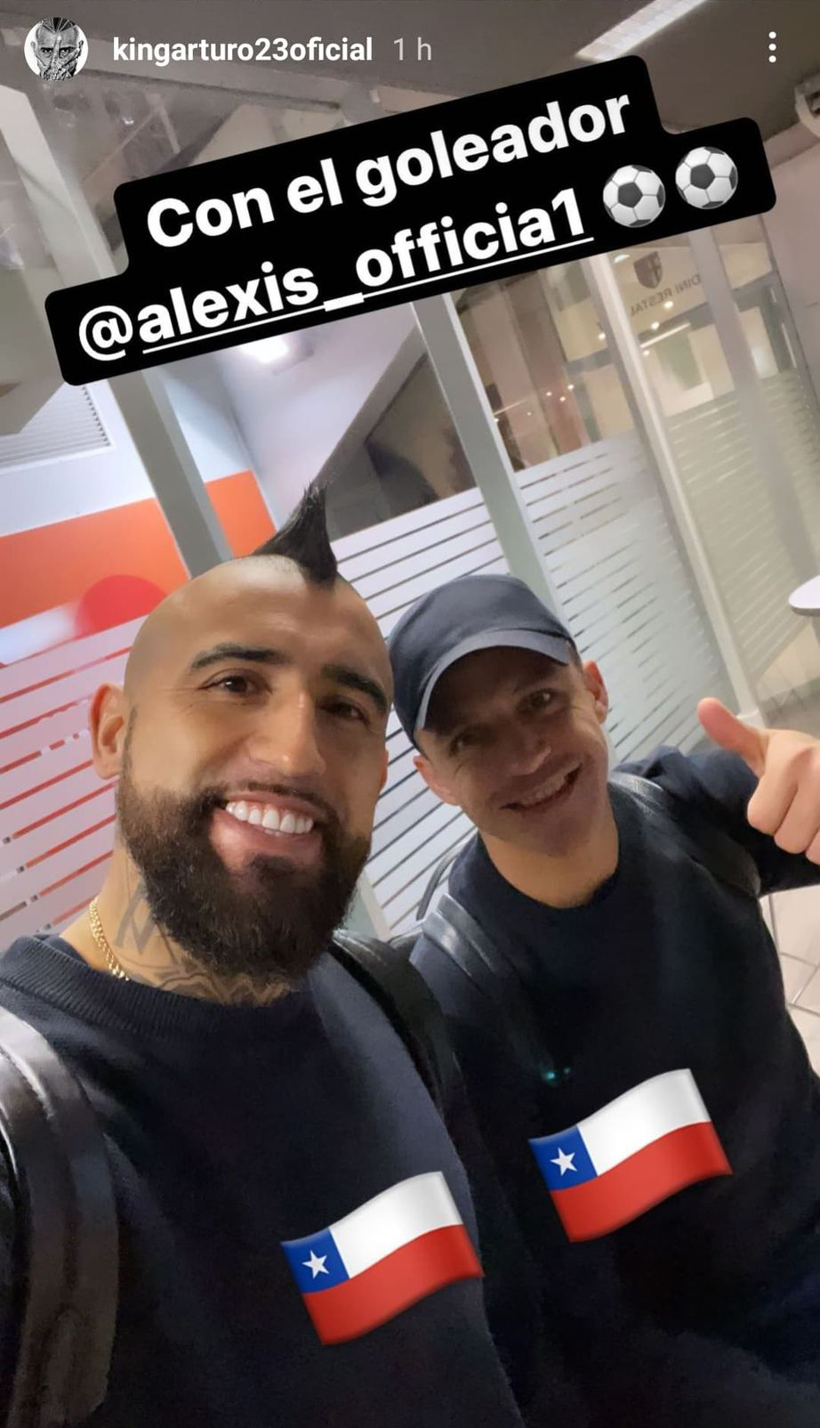 Arturo Vidal y Alexis Sánchez festejan el doblete del Niño Maravilla.