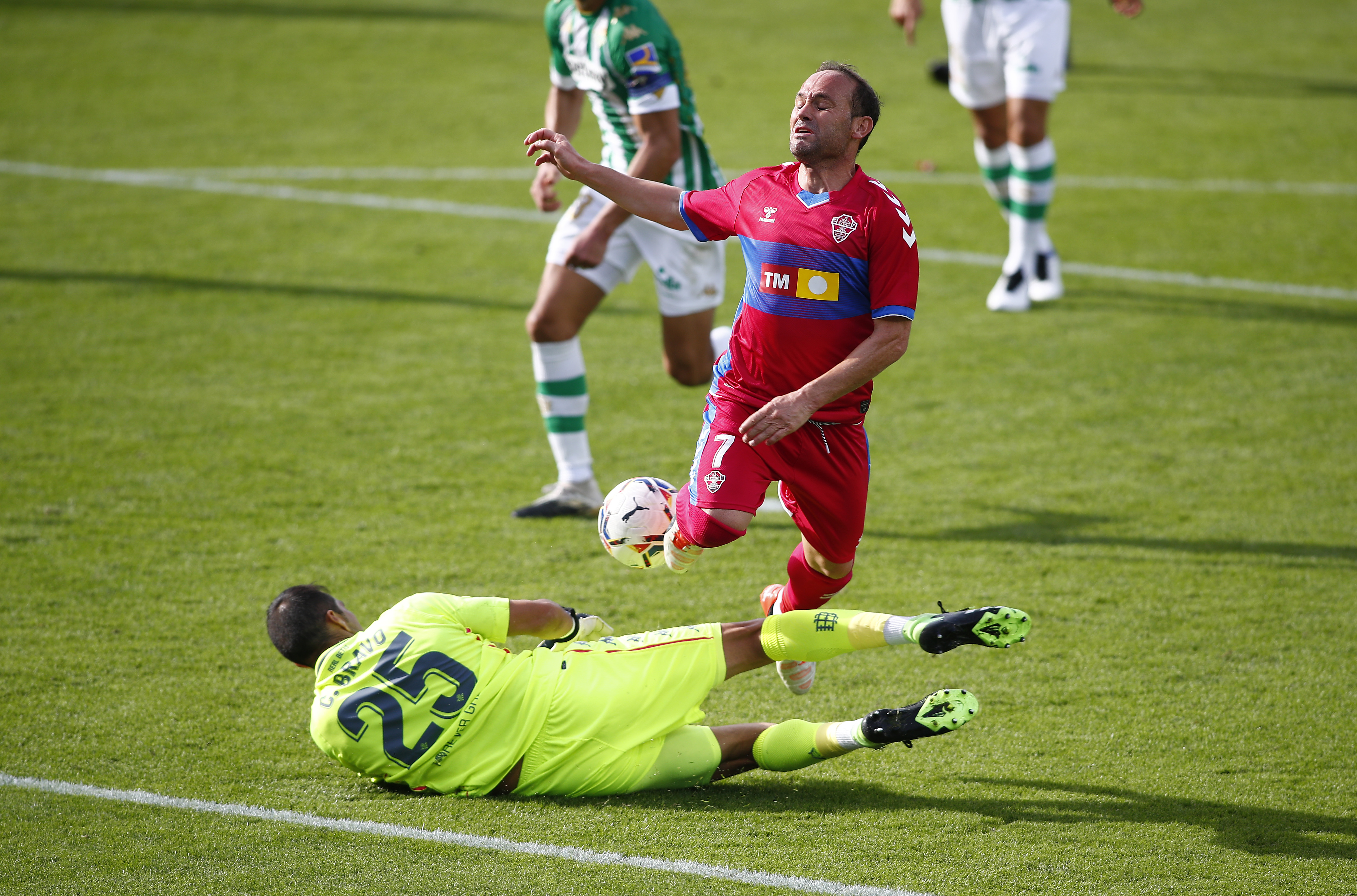 Claudio Bravo ha sido suplente los últimos partidos y espera pronto volver a la titularidad. (Foto: Getty)