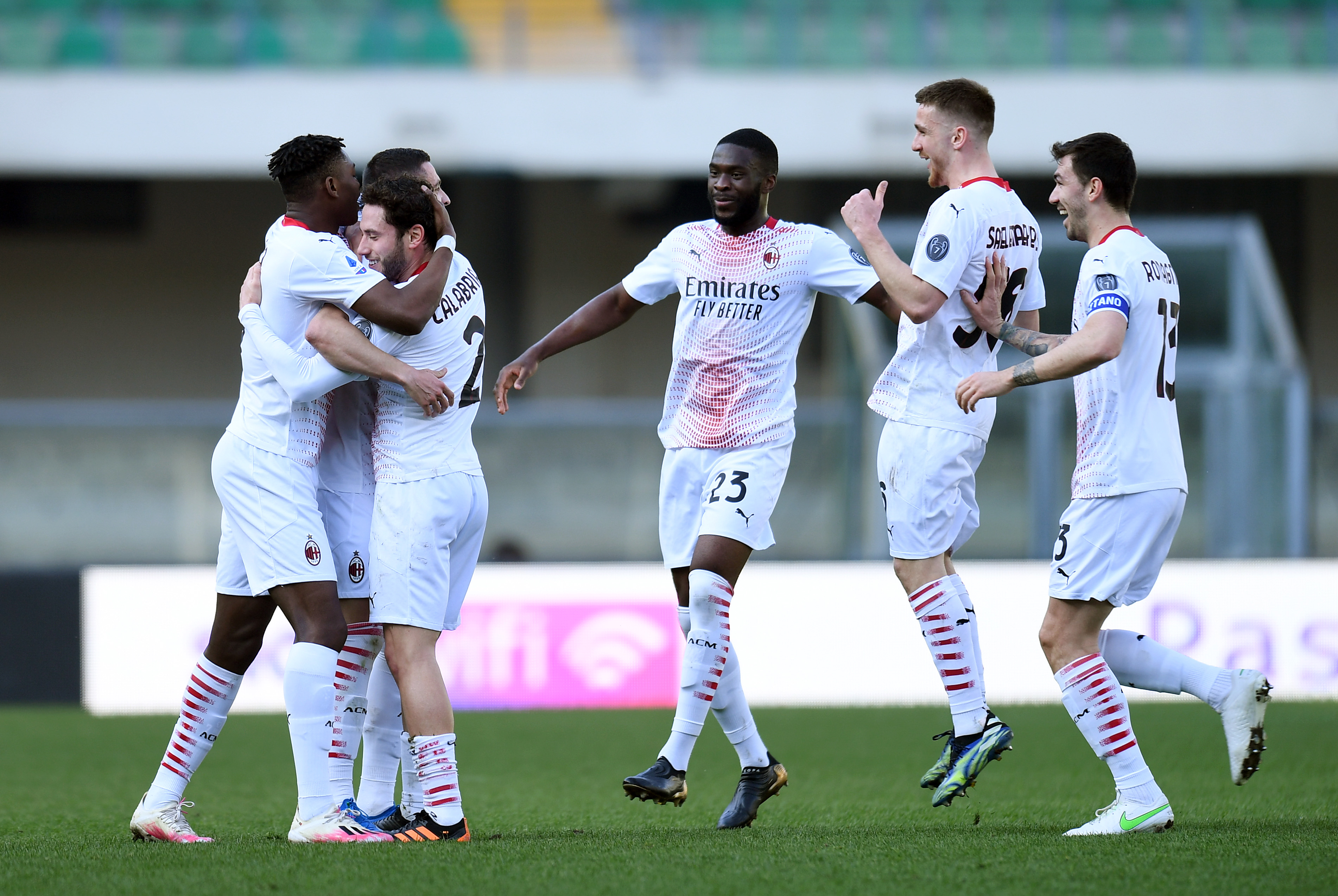AC Milán gana y sigue a la caza del Inter de los chilenos. Foto: Getty Images
