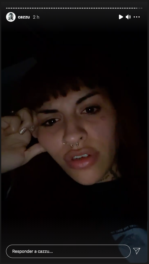 Cazzu compartiendo con sus seguidores los detalles de su conversación telefónica con Arcángel.
