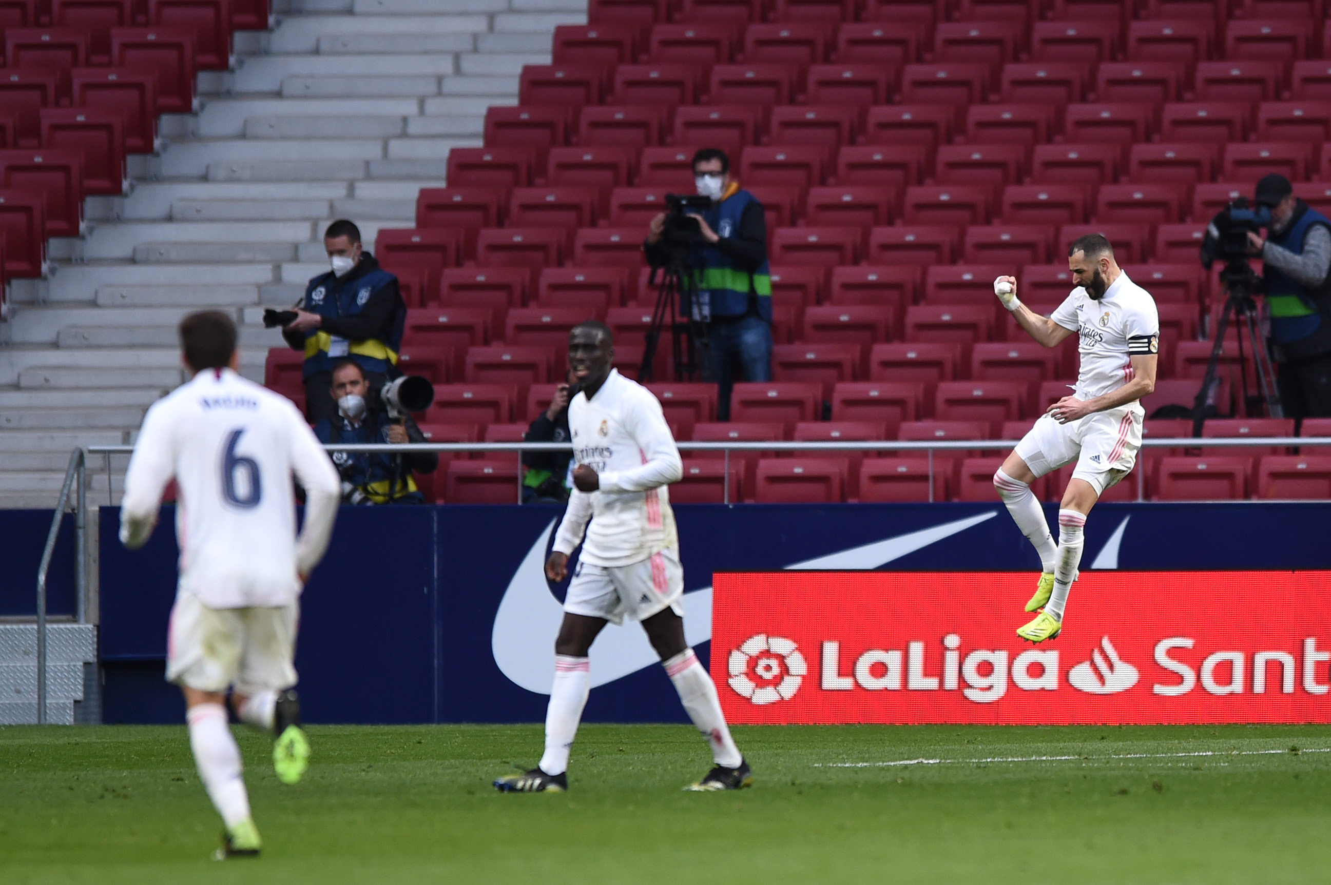 El gol de Karim Benzemá salvó a los Merengues en el clásico de Madrid y le entregó un punto de oro al Real. (Foto: Getty)