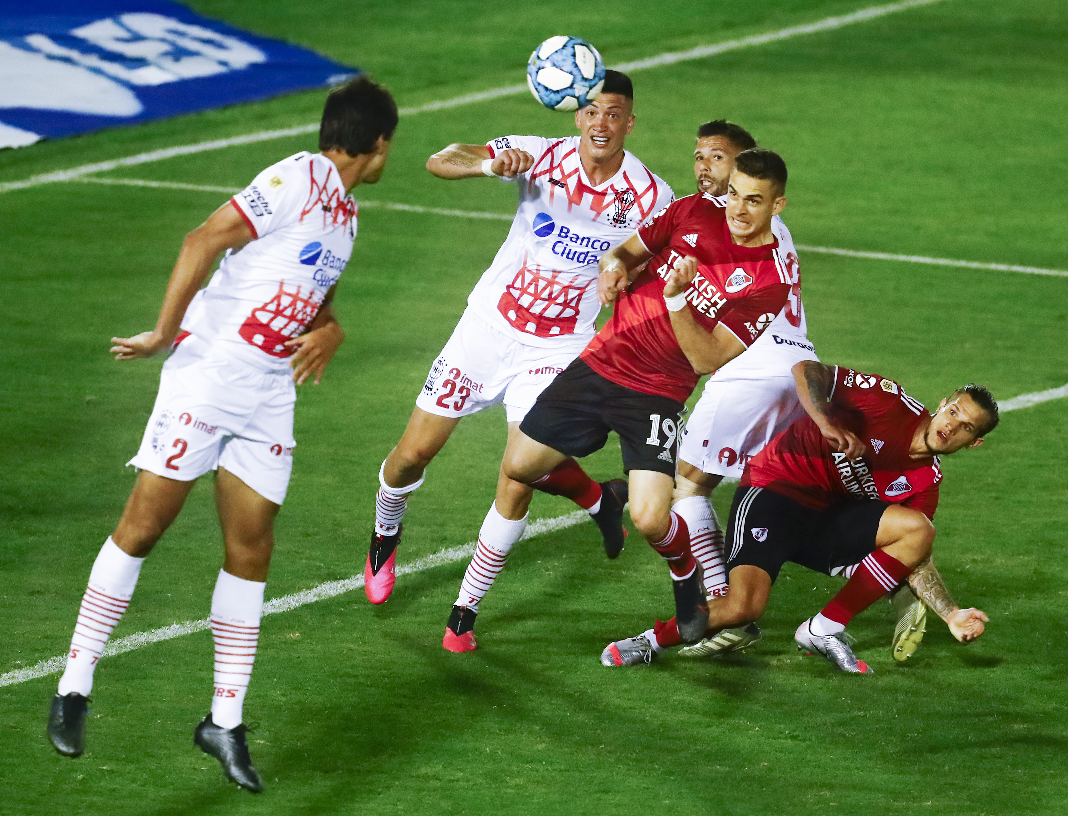 Lucas Merolla es seguido de cerca por Colo Colo. Foto: Getty Images