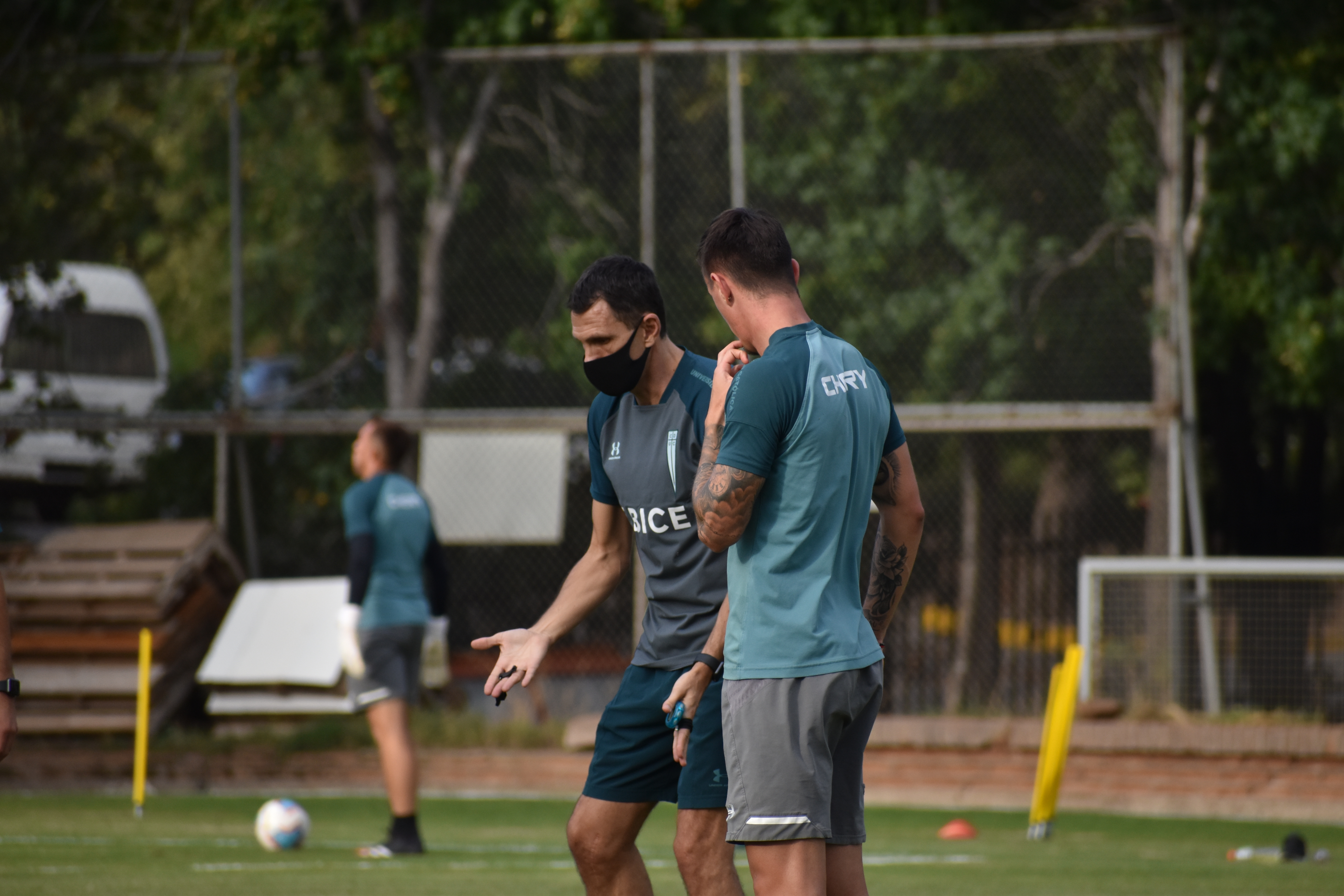 Poyet comandó su primer entrenamiento tras cumplir la cuarentena.