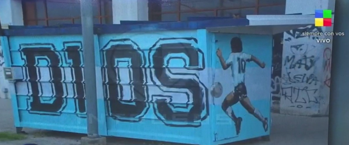 El kiosco de diarios está revestido con la imagen del Diez.