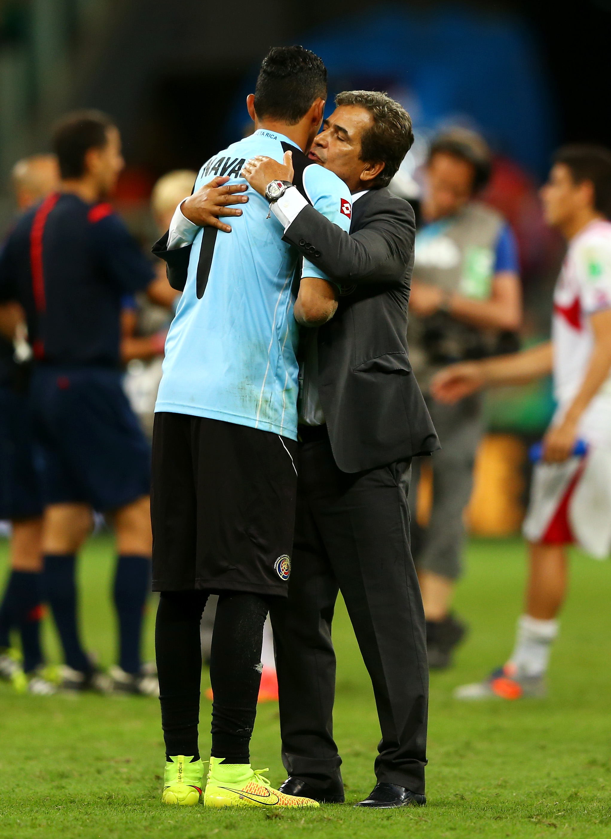 Keylor Navas abraza a su técnico, Jorge Luis Pinto, en el Mundial de Brasil (Foto: Getty)