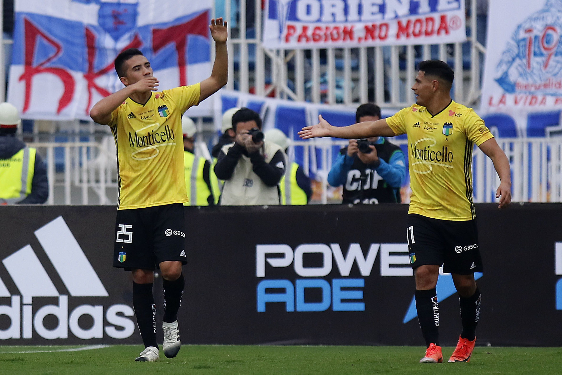 El joven es mirado desde el extranjero con buenos ojos.