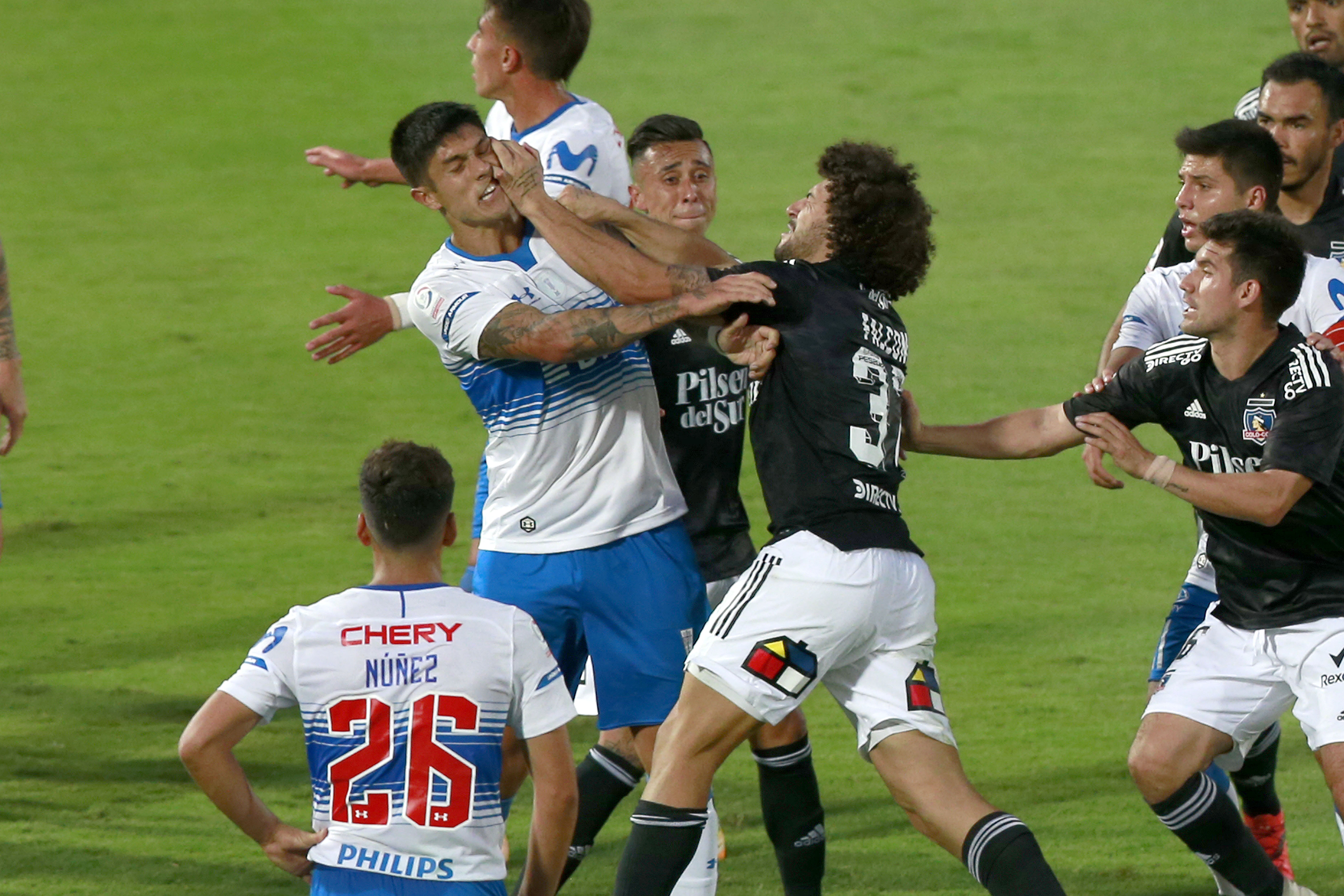 Maxi Falcón le pegó un manotazo a Valber Huerta y terminó expulsado. Foto: Agencia Uno