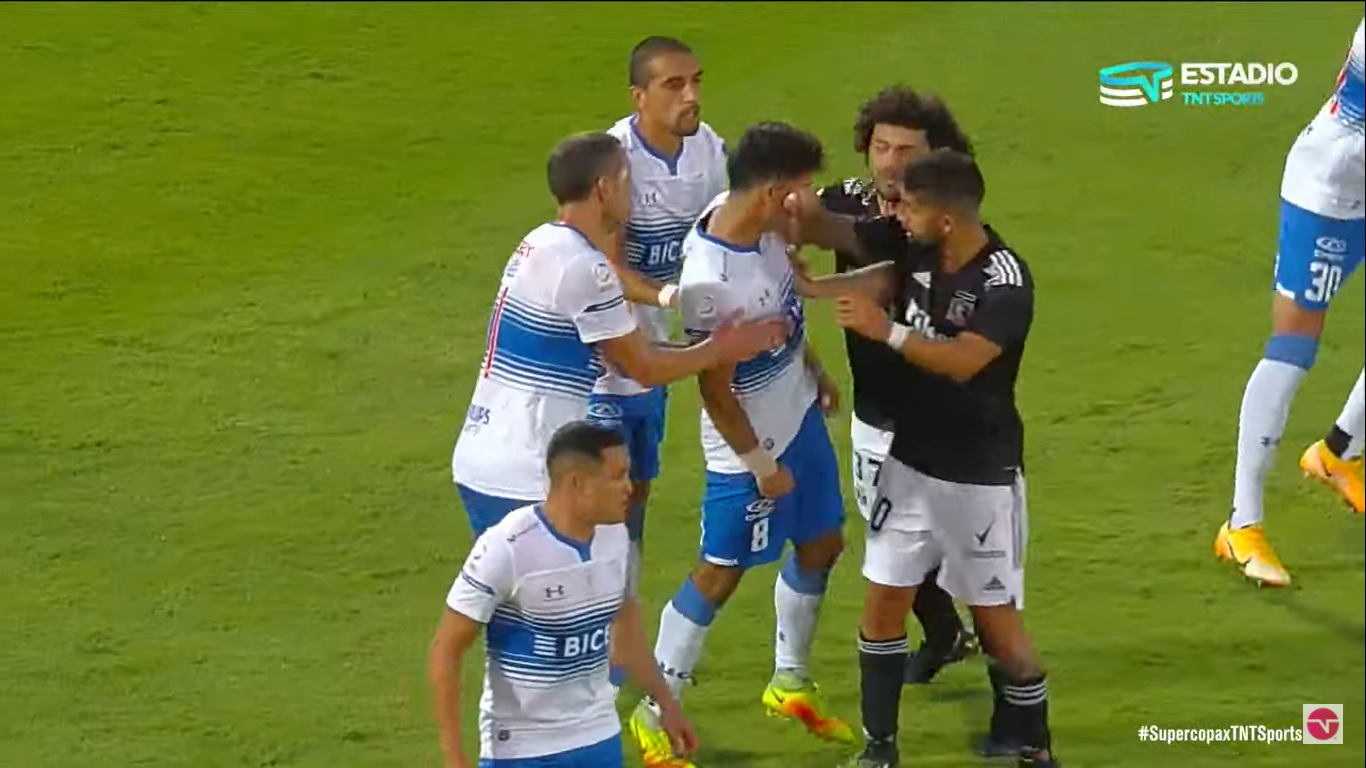 Entre Maximiliano Falcón e Ignacion Jara golpean a Ignacio Saavedra y hasta Luciano Aued salta lejos.