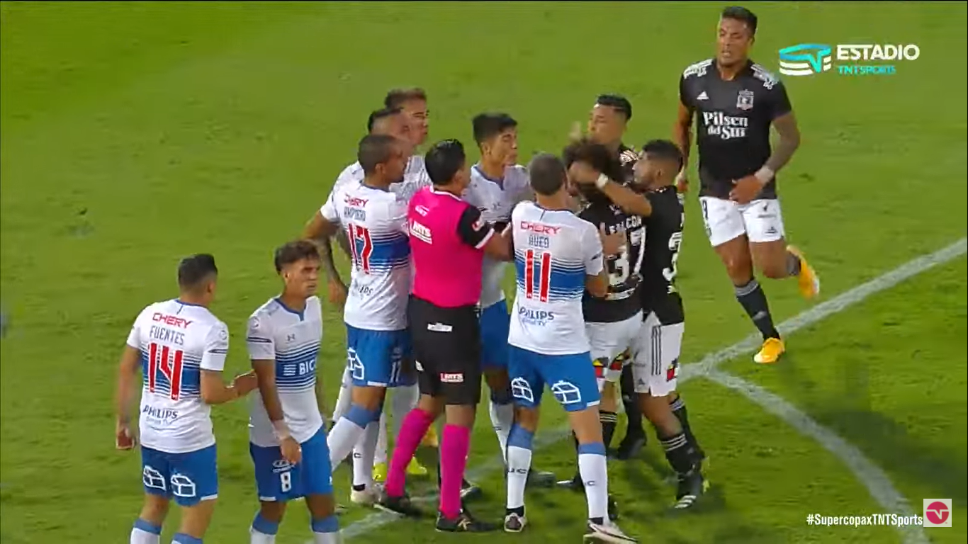 Falcón levanta la mano y a palma abierta le propina una cachetada a Valber Huerta en pleno rostro.