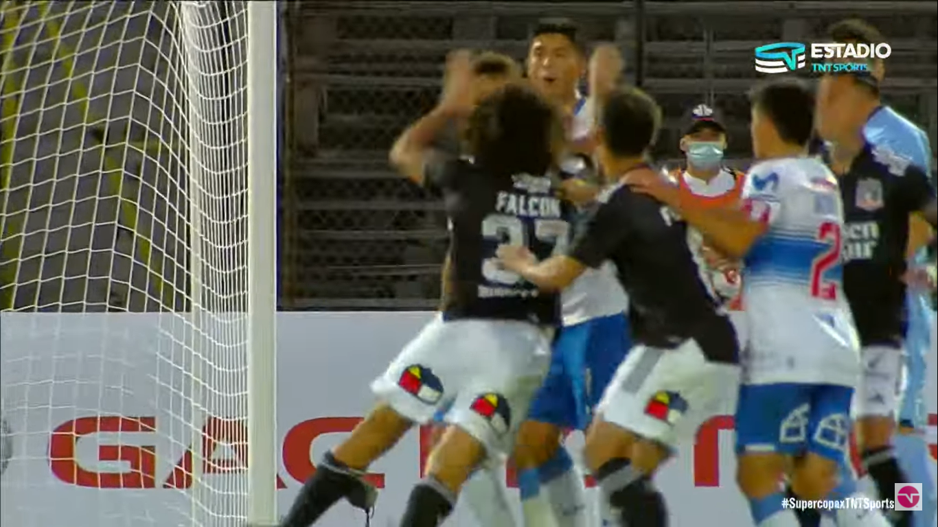 Falcón se lanza nuevamente contra Huerta con ambas manos hacia su rostro.