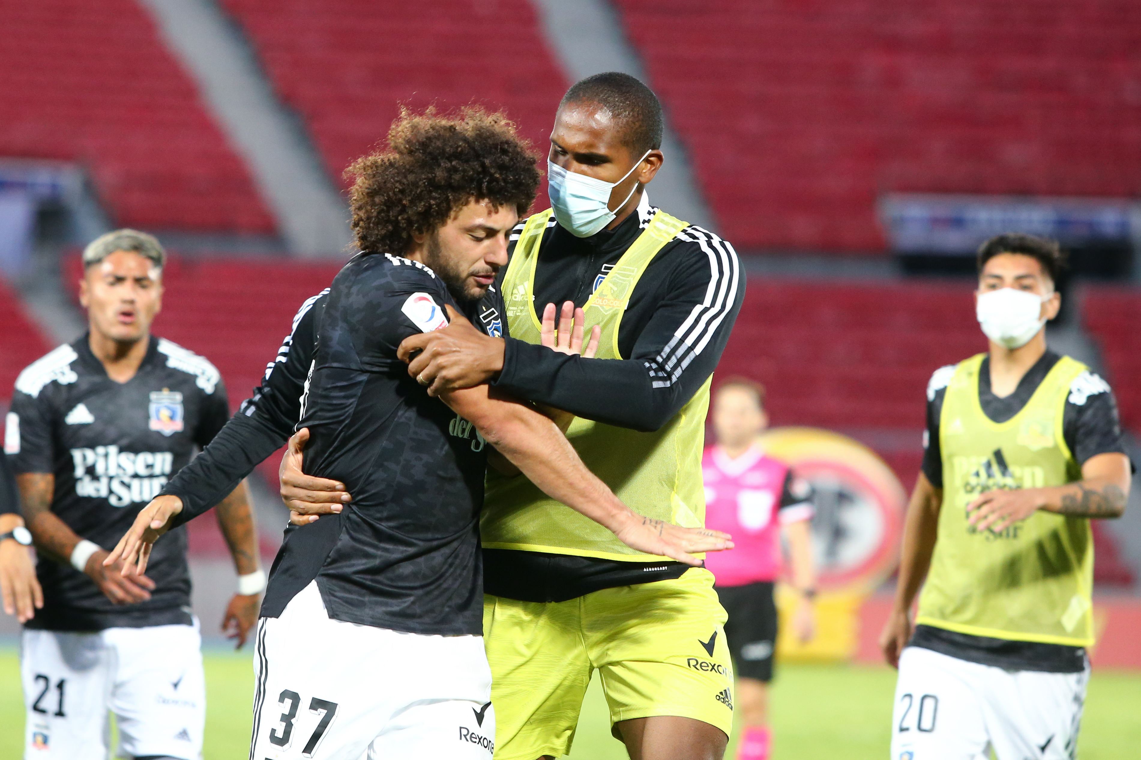 Falcón debió salir de la cancha acompañado de sus compañeros, que lo frenaron. Foto: Agencia Uno