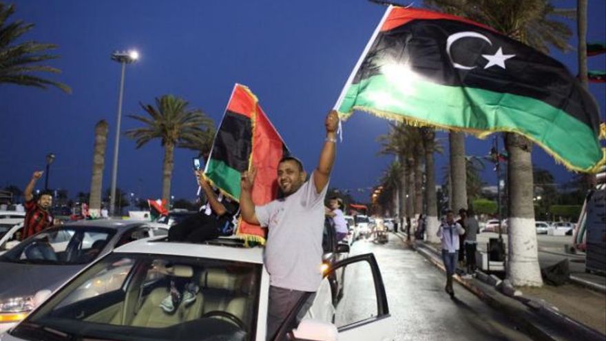 Los hinchas de Libia salieron a celebrar la noticia por las calles del país. FOTO: EFE.