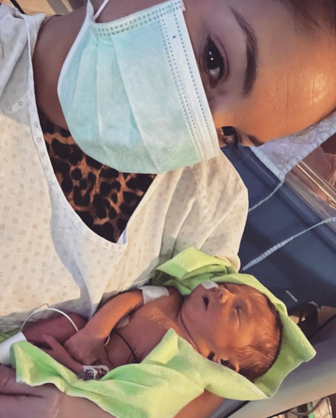 Florencia, la novia de Maxi, también pudo sostener a su bebé.