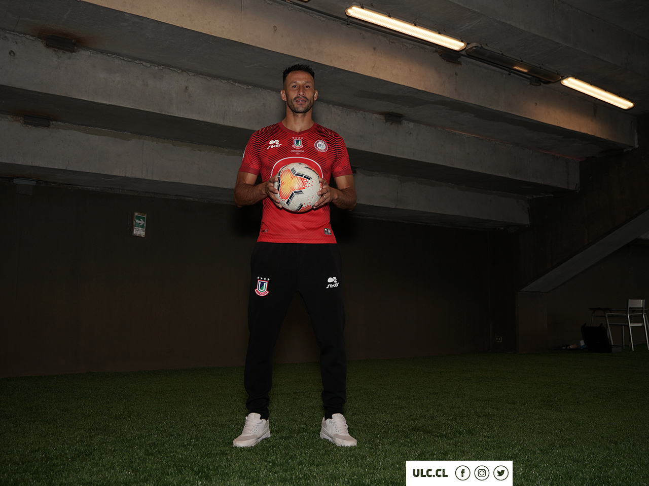 Las nuevas camisetas conmemorativas de Unión La Calera 2021.