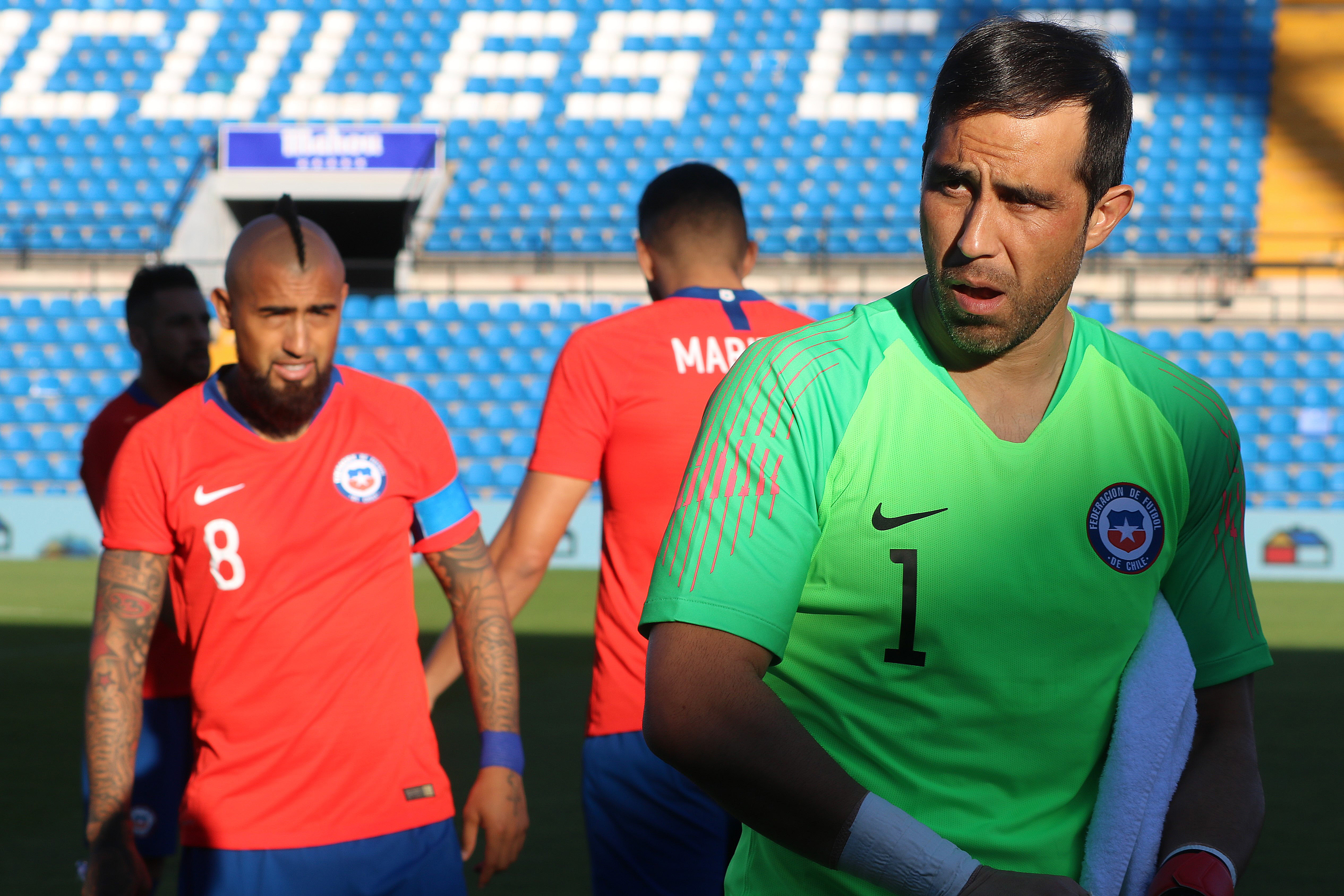Desde que regresó, Claudio Bravo ha evitado estar cerca de la jineta de capitán para así no generar más conflictos internos. Foto: Agencia Uno