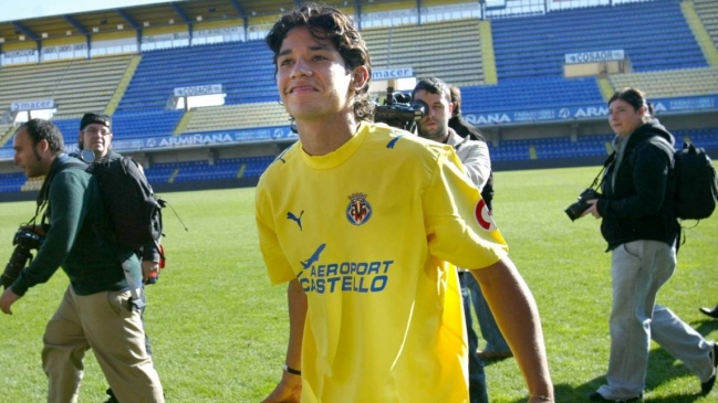 El día que Matías Fernández firmó en el Villarreal (Archivo)