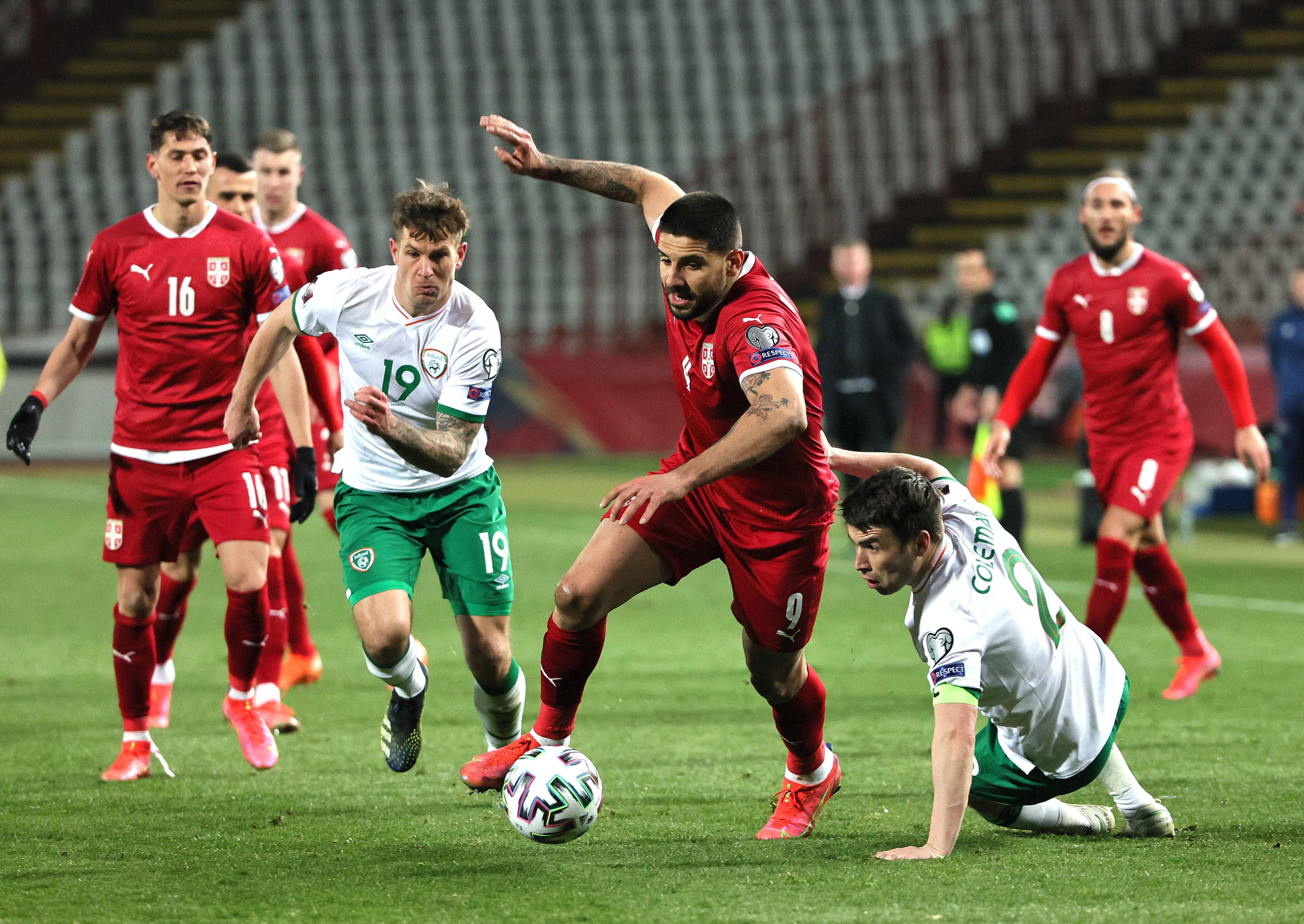 Mitrović está imparable. El delantero serbio espera extender su racha y marcarle a Portugal en un duelo clave camino a Qatar. (Foto: Getty)