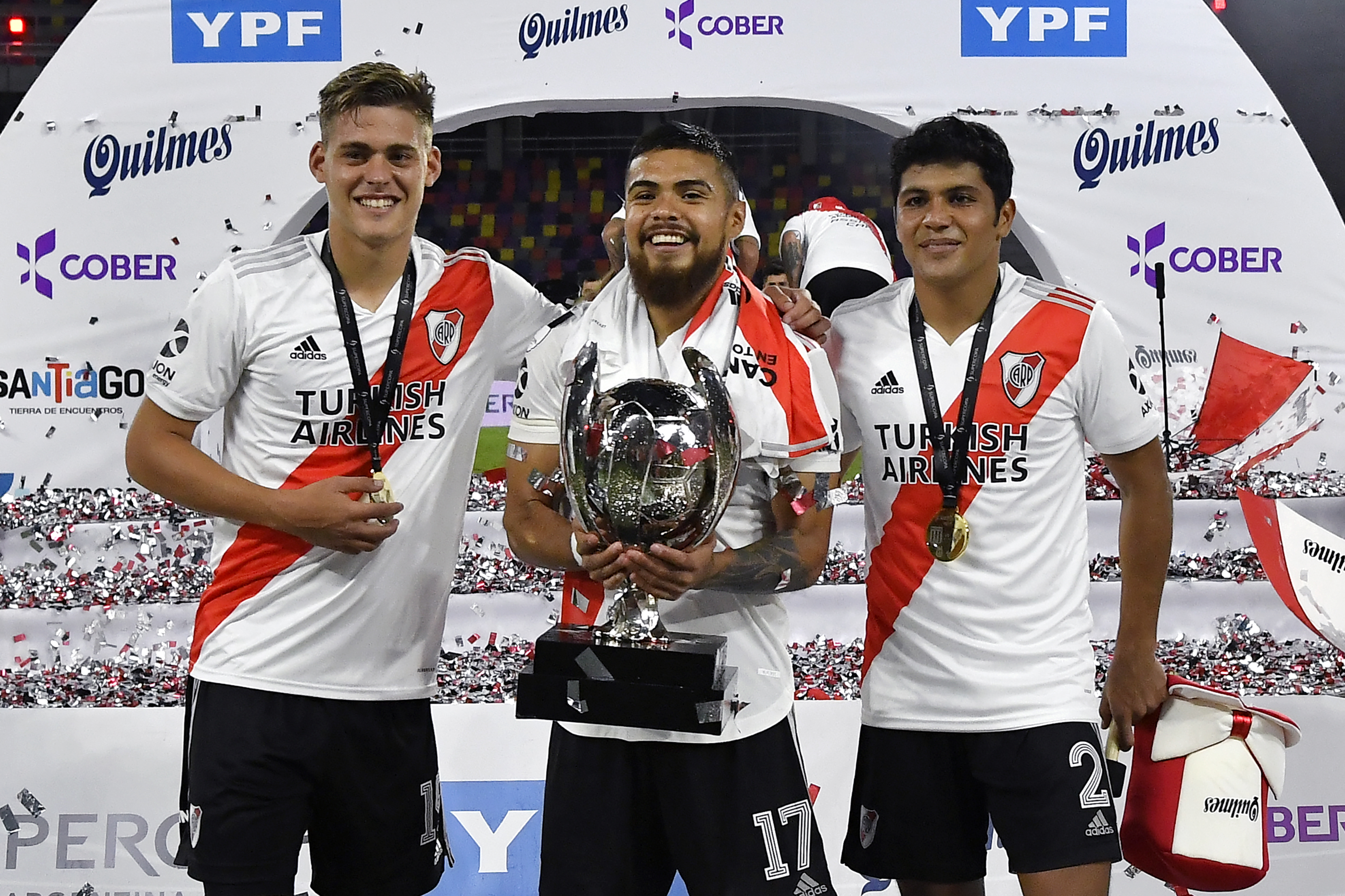 La última vez que se enfrentaron ambos equipos, el River de Paulo Díaz goleo a Racing y se quedó con la Supercopa Argentina. (Foto: Getty)