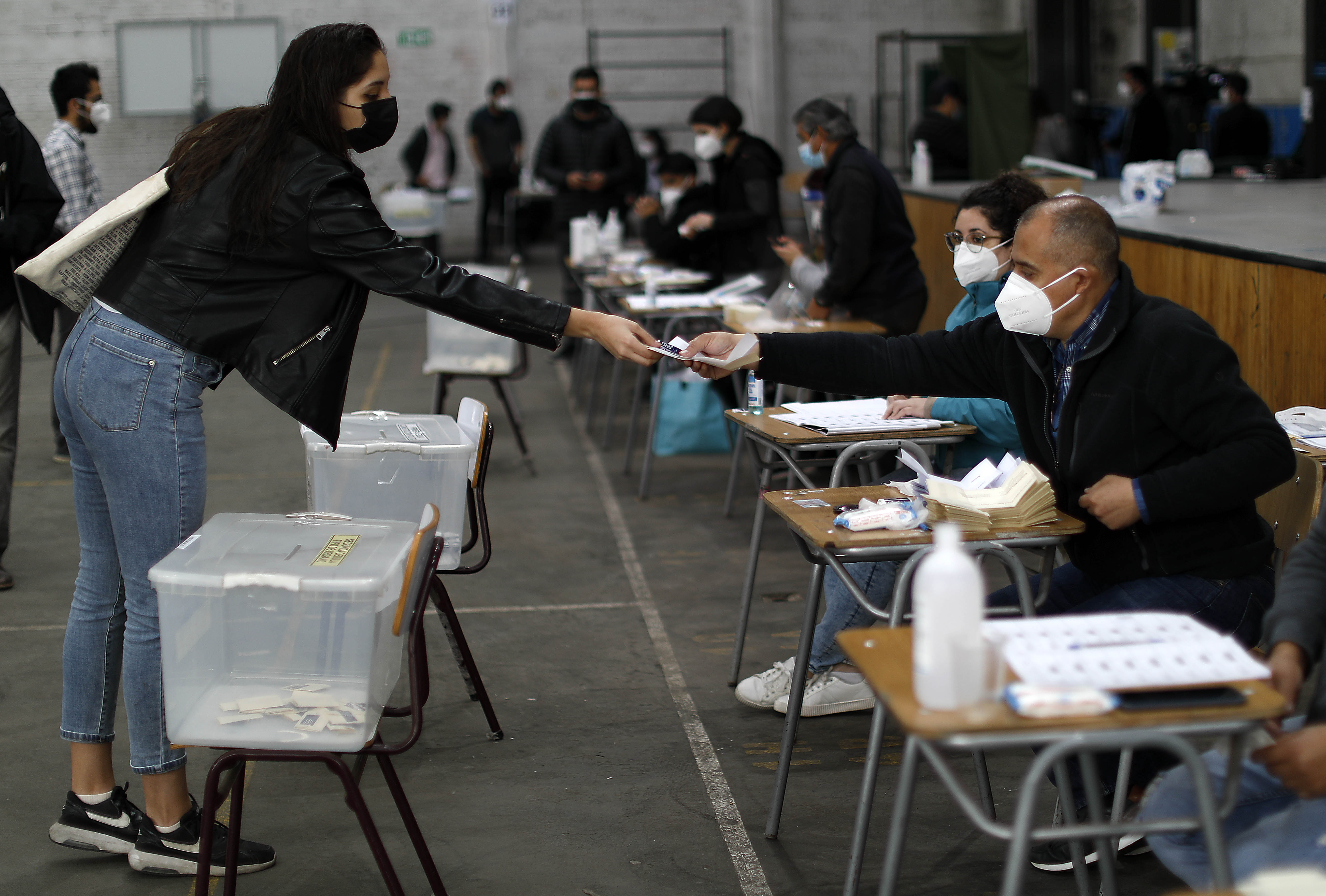En octubre del 2020 y en plena pandemia, se llevaron de forma segura y con alta participación las elecciones del Plebiscito. Claro que hoy en Chile el aumento de casos diarios casi triplica los números de ese entonces. (Foto: Agencia UNO)