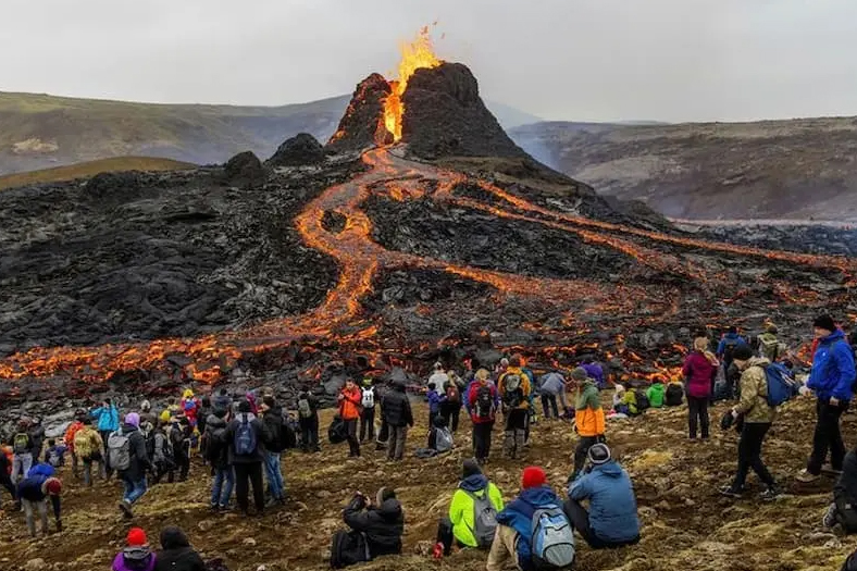 El volcán Fagradalsfjall en erupción, un show turítico en Islandia… hasta juegan con pelotas.