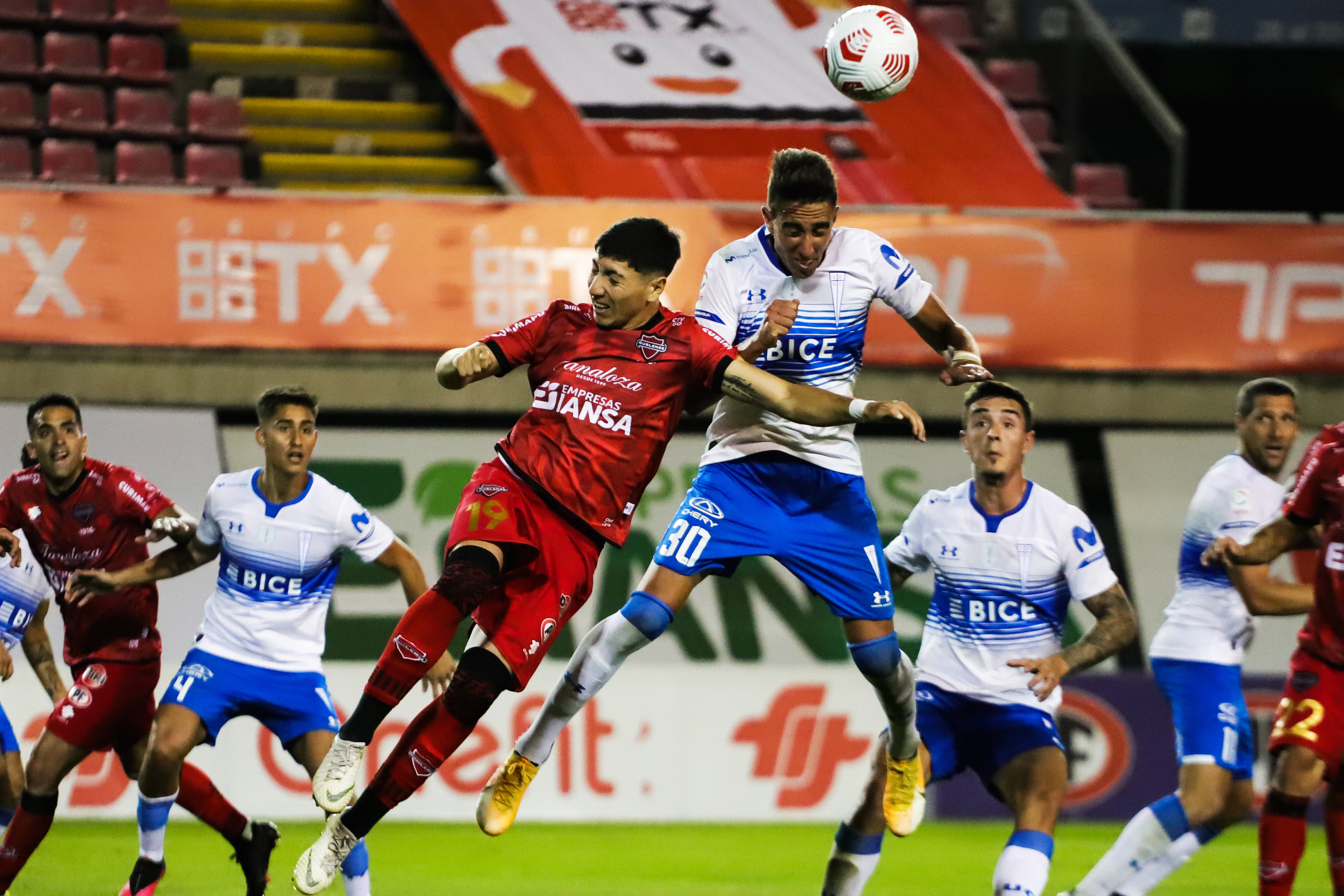 En la esquina inferior izquierda, Salomón luciendo el polémico número 4. Foto: Agencia Uno
