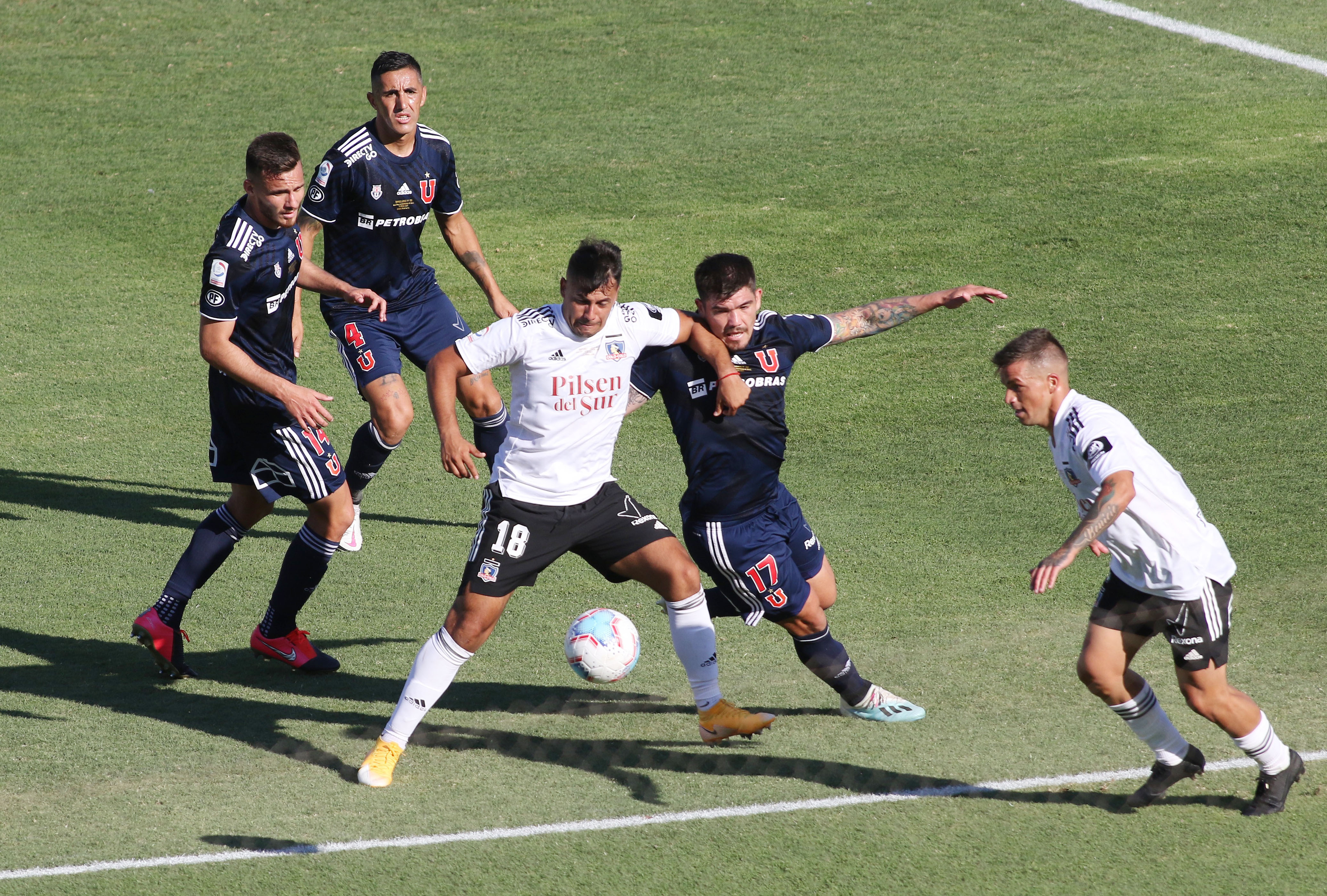 Colo Colo y Universidad de Chile esperan por la fecha del Superclásico, el que se podría dar en abril y no en mayo como está programado. Foto: Agencia Uno