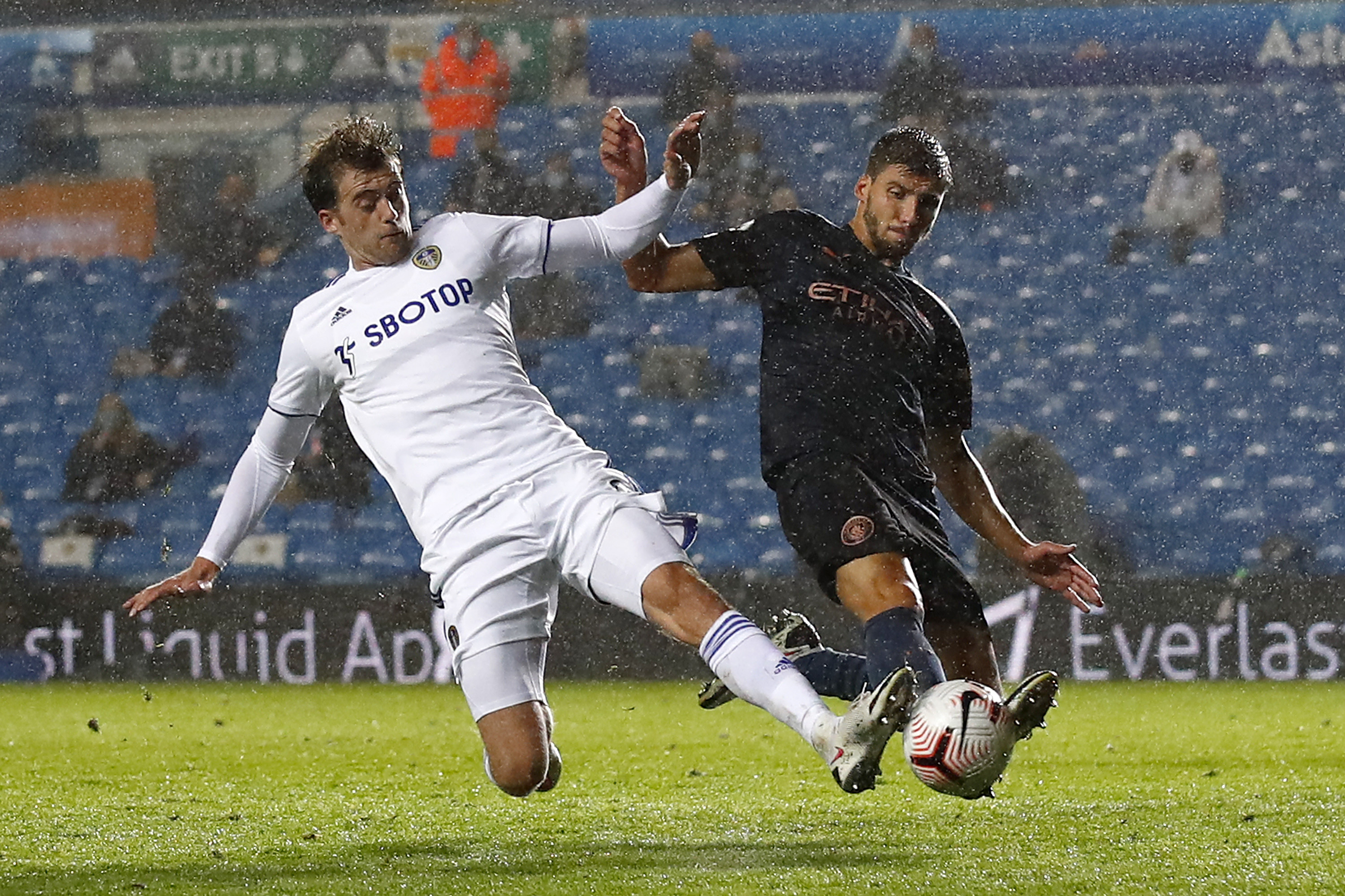 Leeds United y Manchester City protagonizarán uno de los partidazos de este mes en la Premier League. Foto: Getty Images