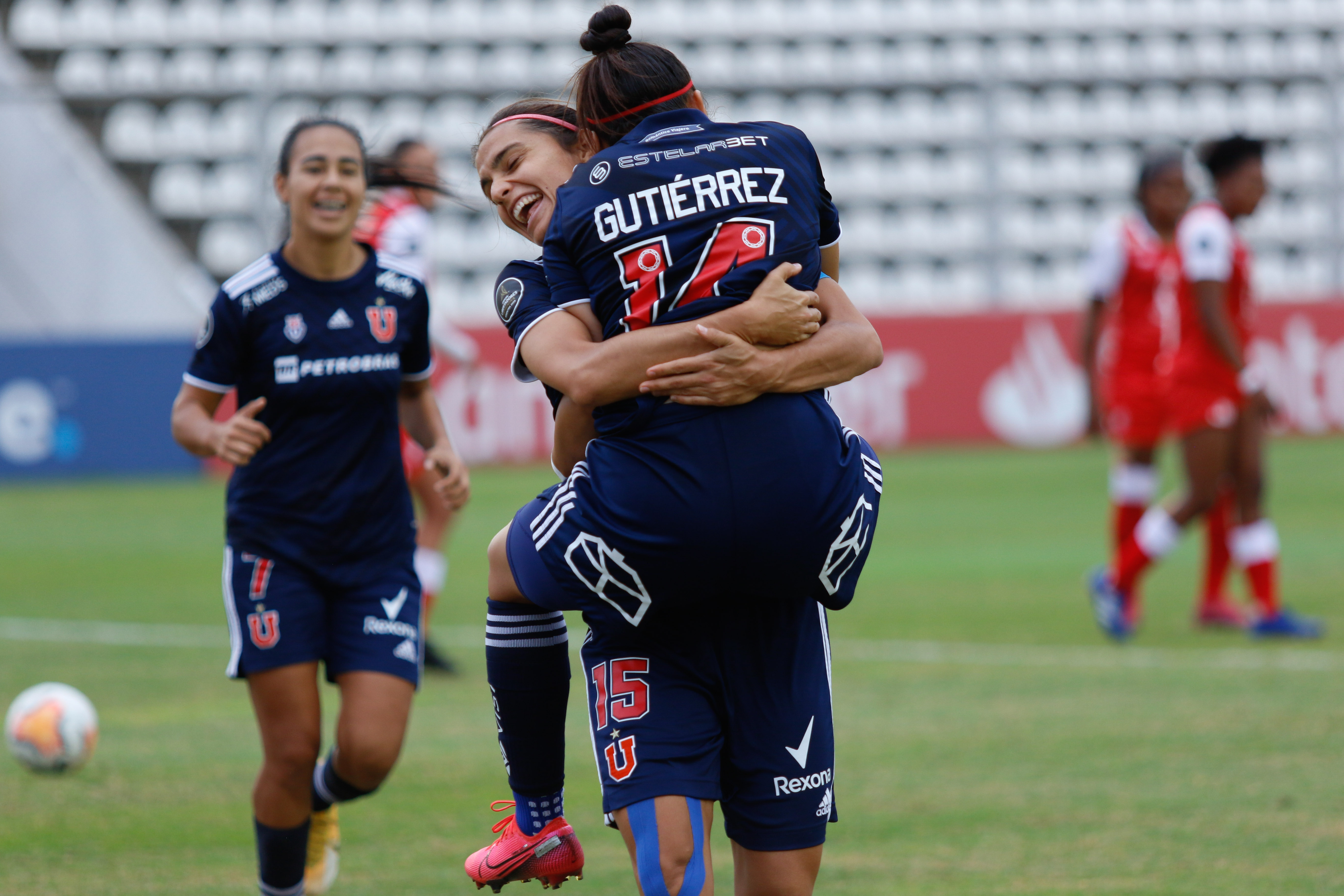 Daniela Zamora se abraza con Ana Gutiérrez en la última Copa Libertadores Femenina (Javiera Mera / Universidad de Chile)