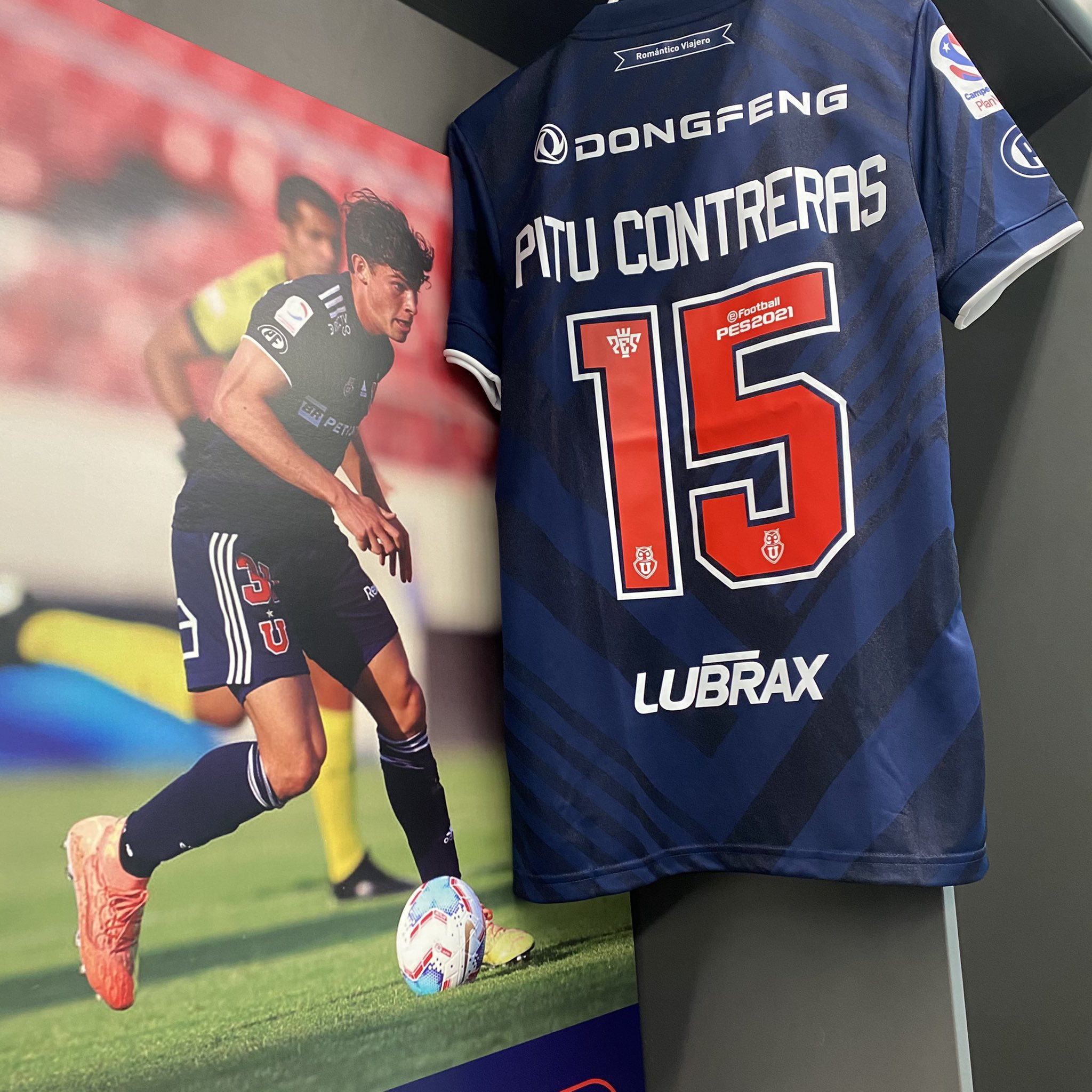 La nueva camiseta de Simón Contreras con el &quot;Pitu&quot; en la espalda. Foto: U de Chile