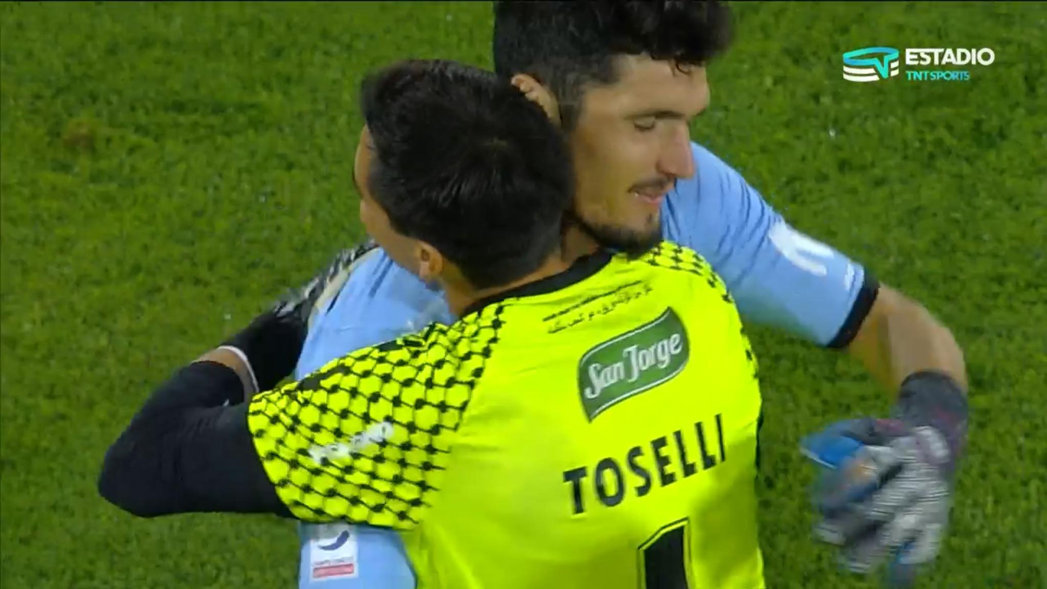 Los porteros se fundieron en un lindo abrazo.