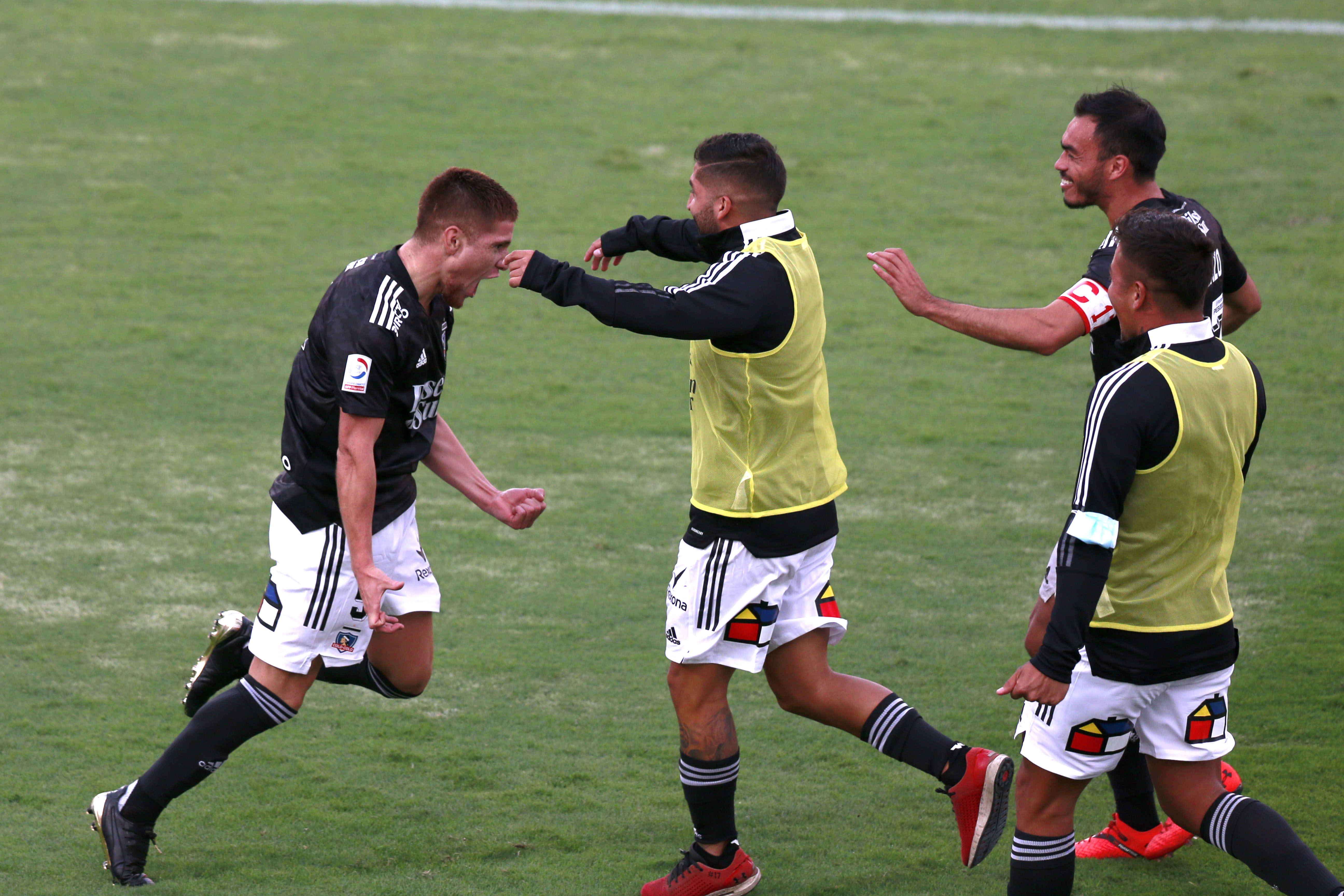 Leonardo Gil festeja a todo pulmón su primer gol en Colo Colo (Agencia Uno)