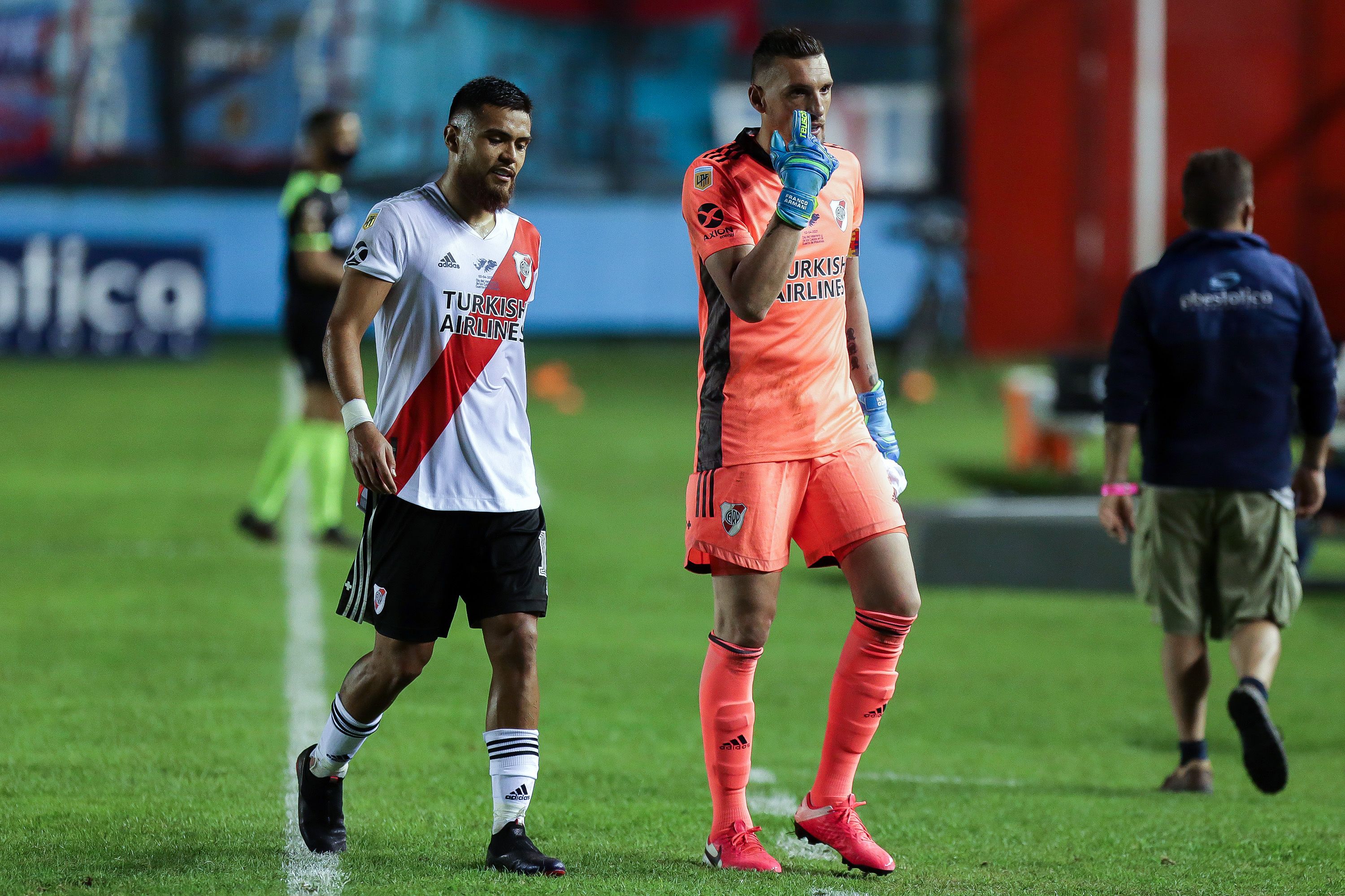 Paulo Díaz junto a Franco Armani luego del pálido empate de River Plate ante Arsenal de Sarandí (Getty Images)