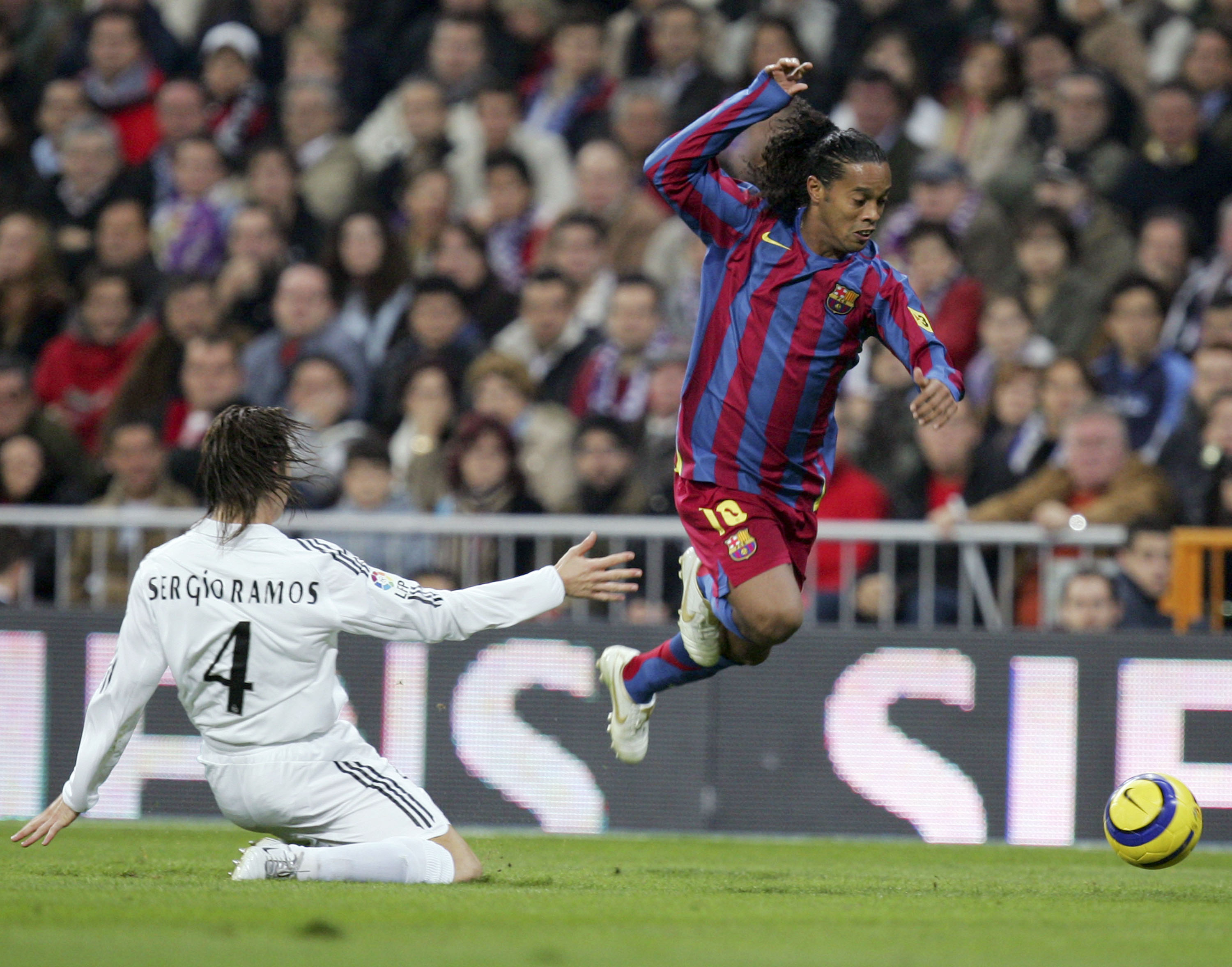 Sergio Ramos intenta cortar la magia de Ronaldinho (Getty Images)