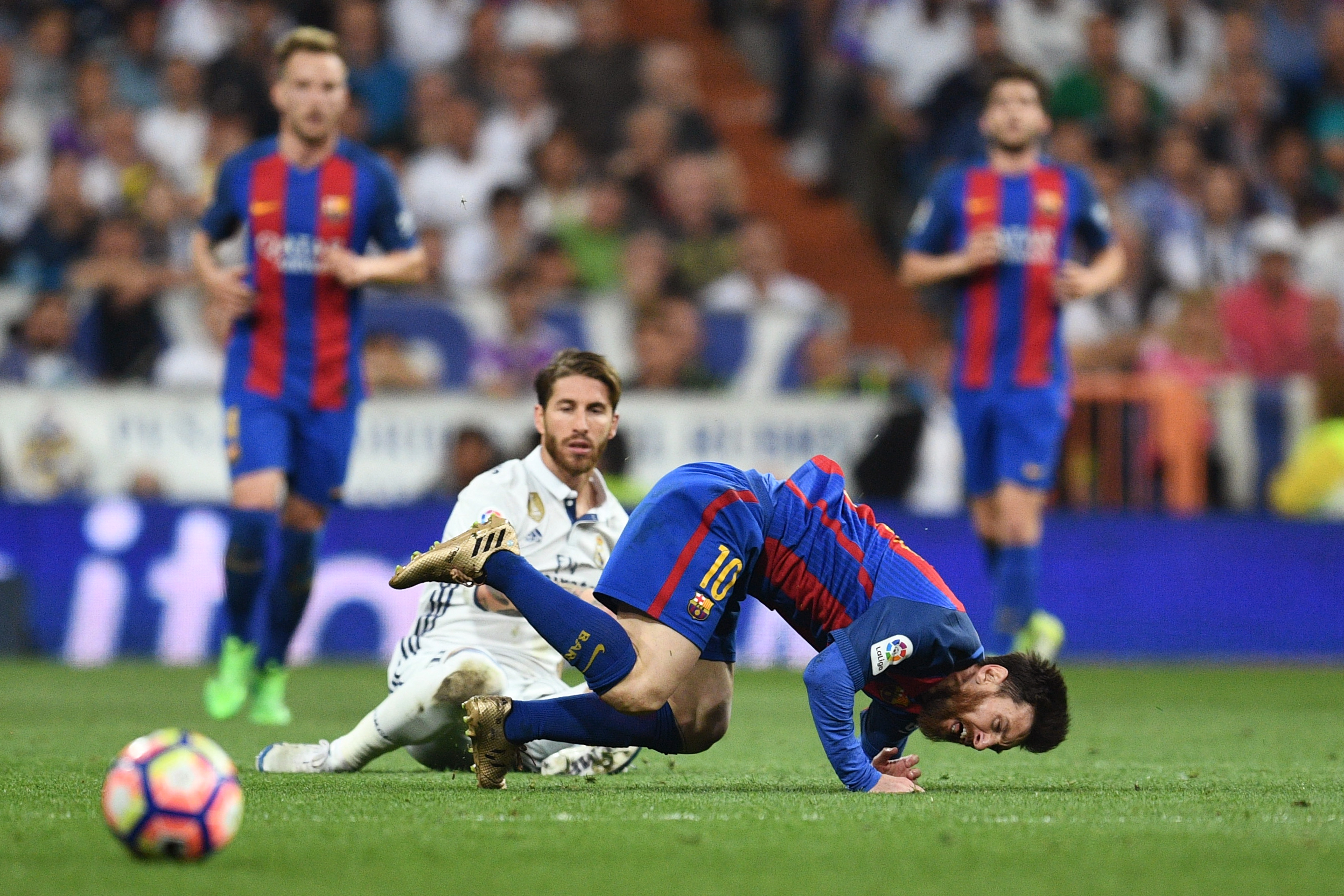 Sergio Ramos frente a Lionel Messi en un clásico español (Getty Images)