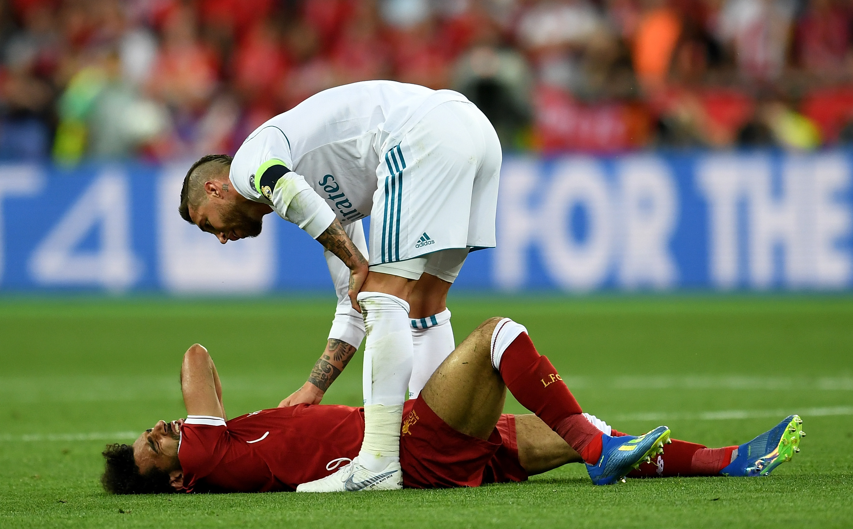 Sergio Ramos “atiende” a Mohamed Salah luego de sacarlo de la gran final de la Champions League 2018 (Getty Images)