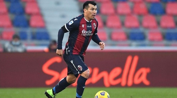 BOLOGNA, ITALY - DECEMBER 13: Gary Medel of Bologna FC in action during the Serie A match between Bologna FC and AS Roma at Stadio Renato Dall'Ara on December 13, 2020 in Bologna, Italy. (Photo by Alessandro Sabattini/Getty Images)