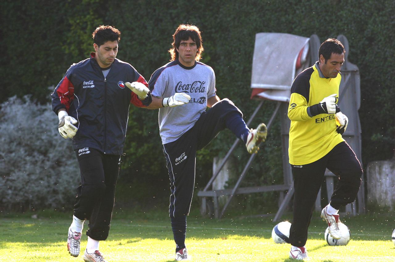 Un joven Johnny Herrera junto a Claudio Bravo y Nelson Tapia en la Selección (Archivo)
