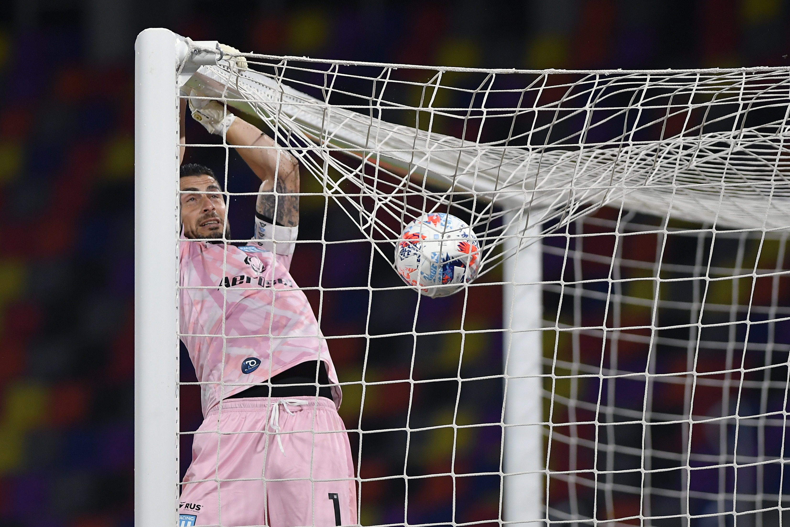 Arias apunta a ser titular en el Clásico. El arquero chileno incluso ha sido capitán algunas fechas de este campeonato. (Foto: Getty)