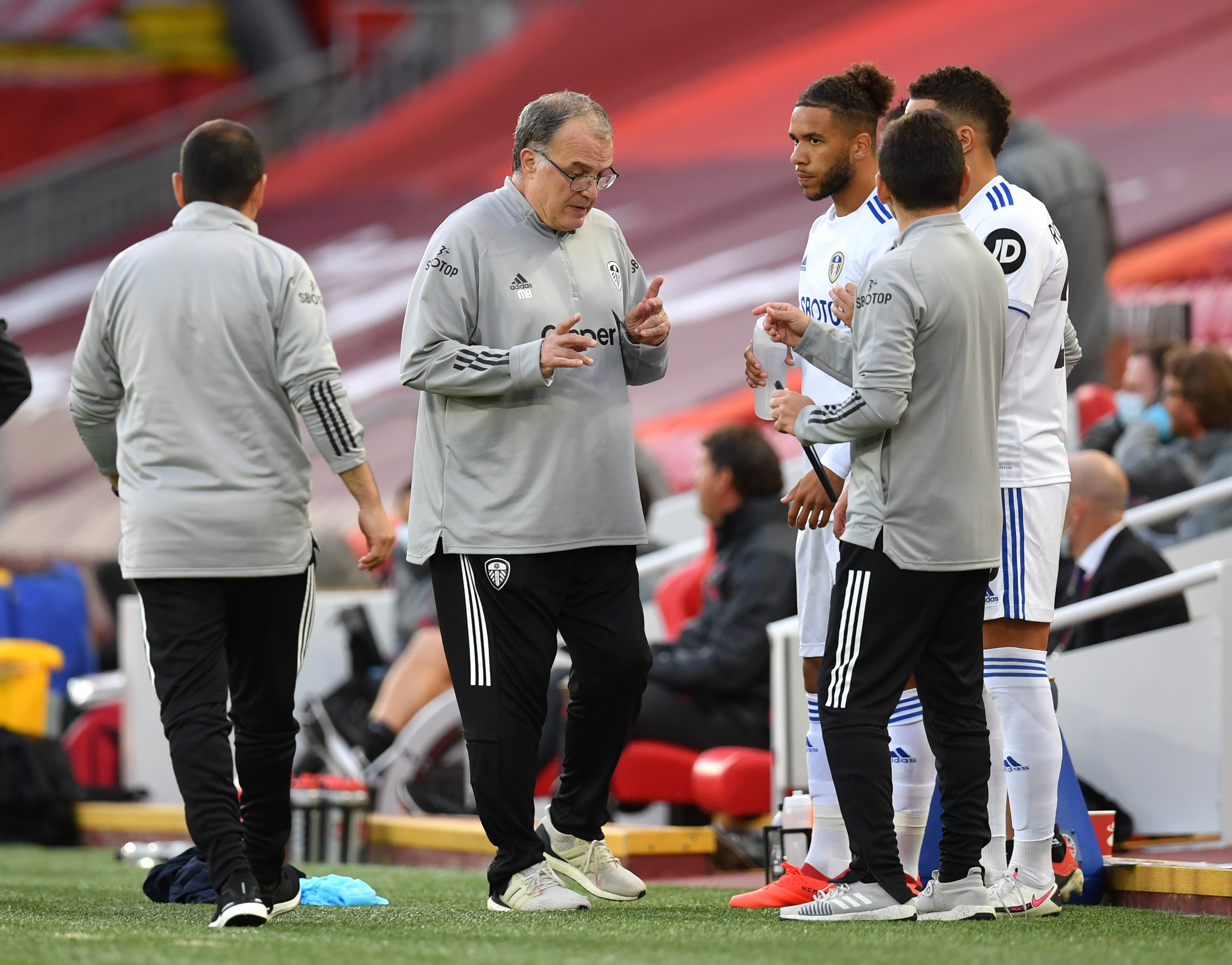 Marcelo Bielsa junto a sus pupilos del Leeds United (Getty Images)