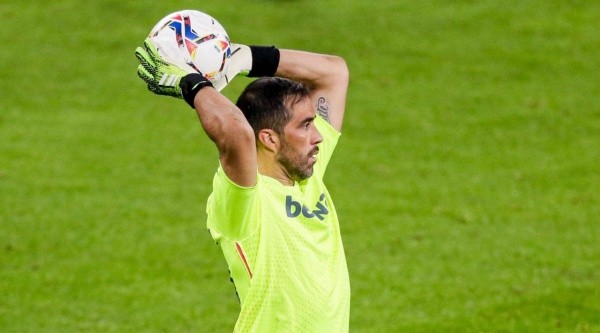 BILBAO, SPAIN - NOVEMBER 23: Claudio Bravo of Real Betis during the La Liga Santander match between Athletic de Bilbao v Real Betis Sevilla at the Estadio San Mames on November 23, 2020 in Bilbao Spain (Photo by David S. Bustamante/Soccrates/Getty Images) BILBAO, SPAIN - NOVEMBER 23: Claudio Bravo of Real Betis during the La Liga Santander match between Athletic de Bilbao v Real Betis Sevilla at the Estadio San Mames on November 23, 2020 in Bilbao Spain (Photo by David S. Bustamante/Soccrates/Getty Images)