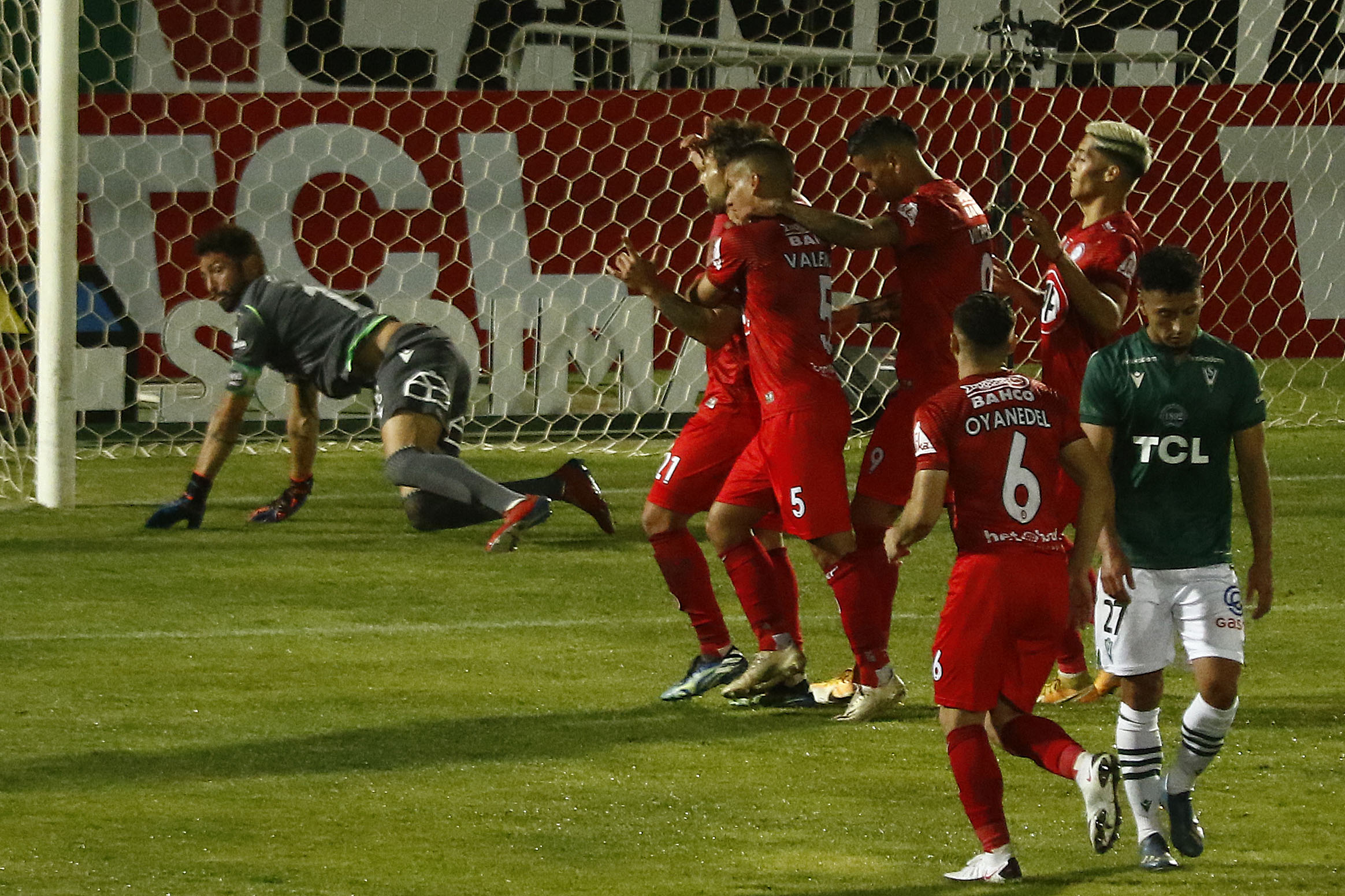 Jorge Valdivia celebrando su primer gol con la camiseta Cementera. (FOTO: Agencia Uno)