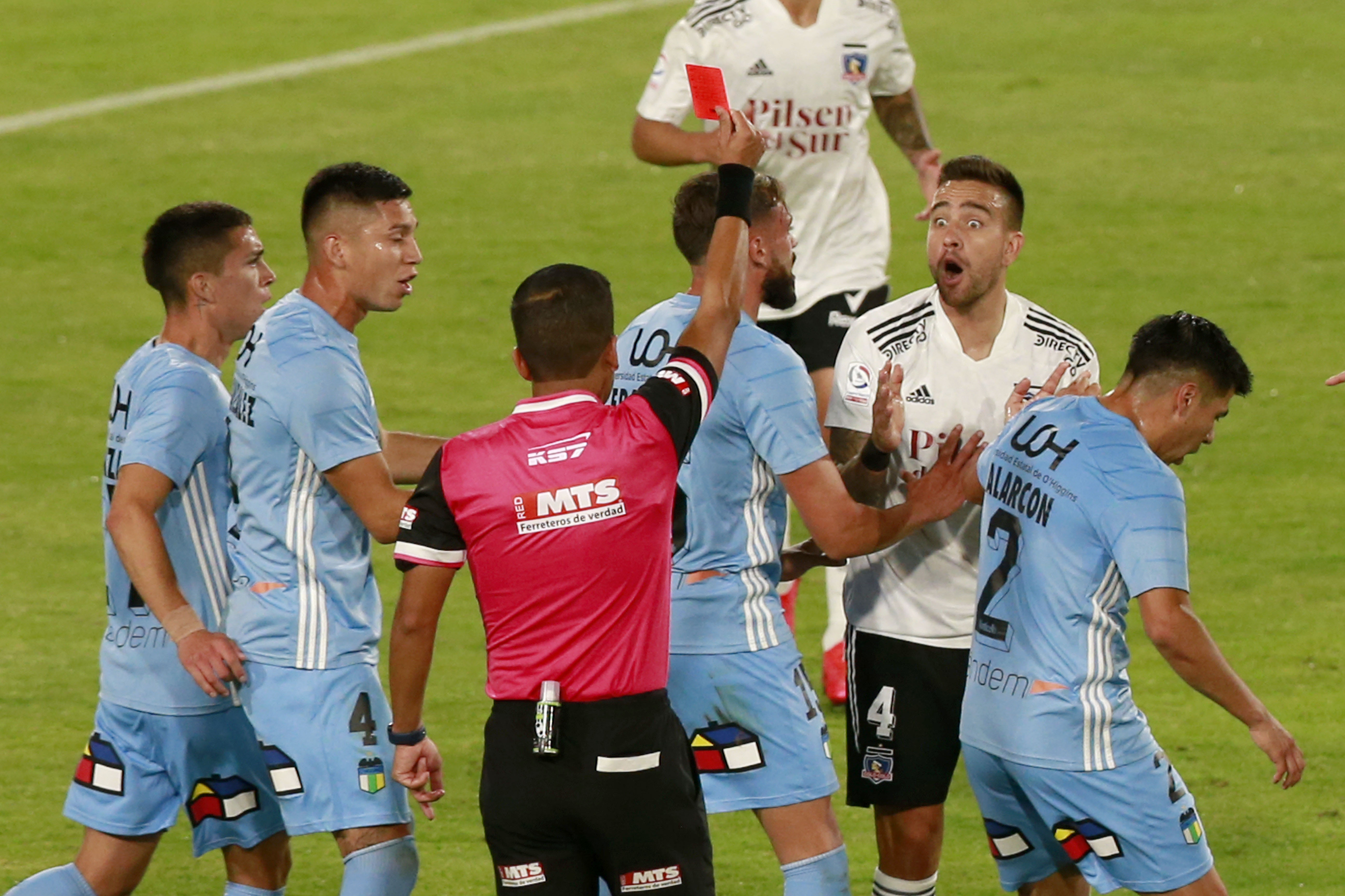Matías Zaldivia recibió tarjeta roja y dejó a Colo Colo sin titulares en defensa. | Foto: Agencia Uno