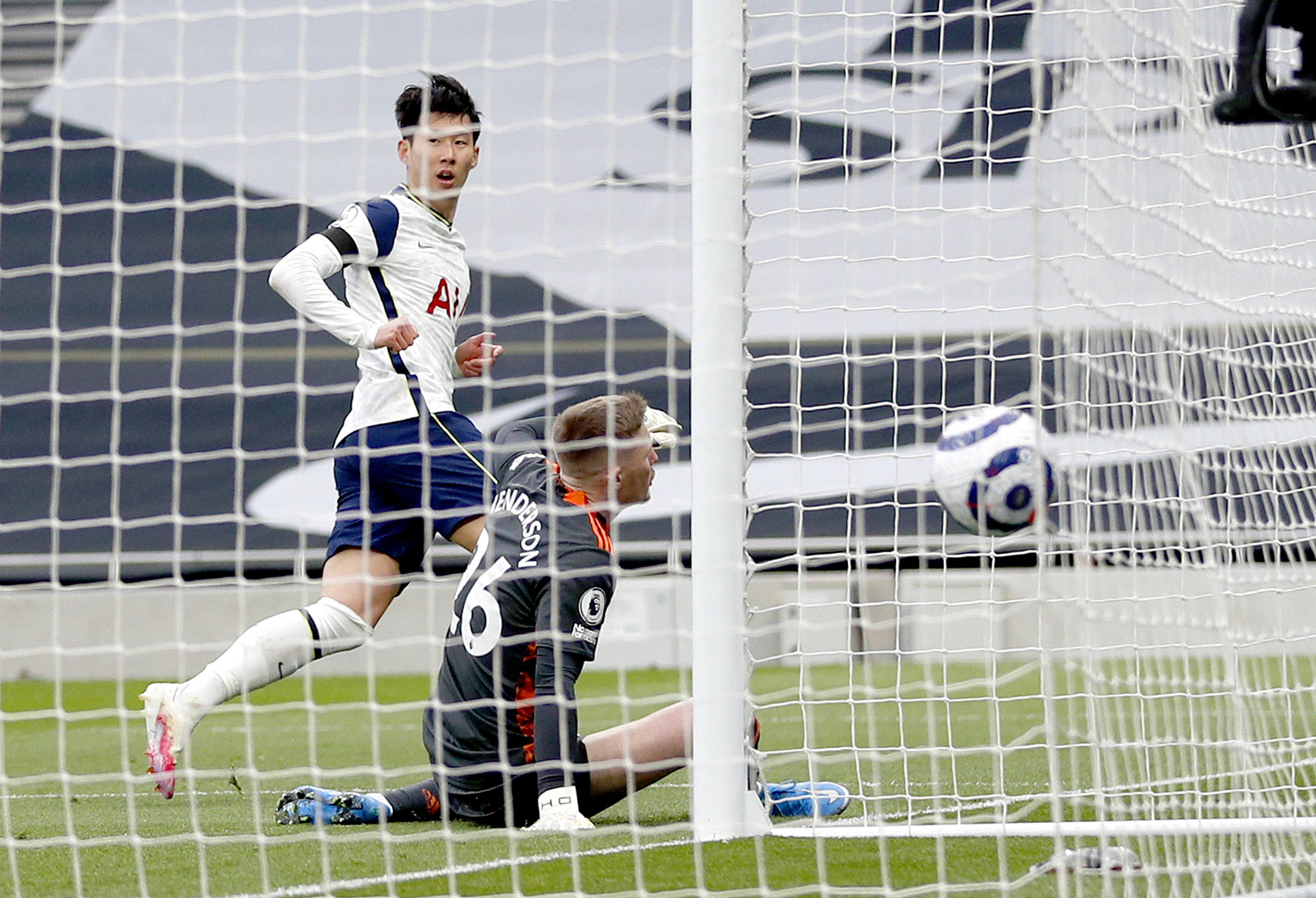 Son Heung-min abre la cuenta en favor del Tottenham ante el Manchester United (Getty Images)