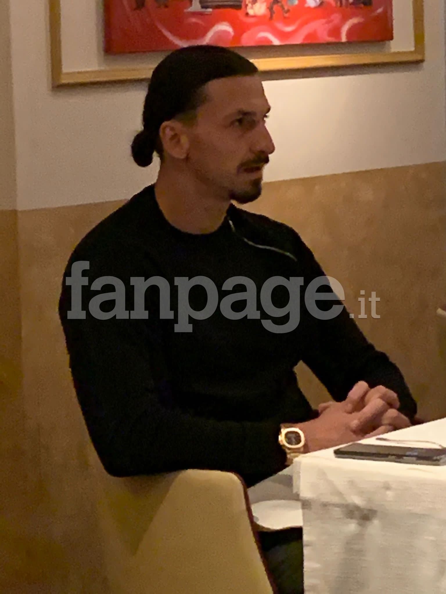 Zlatan Ibrahimovic almorzando en un lugar prohibido (Fanpage.it)