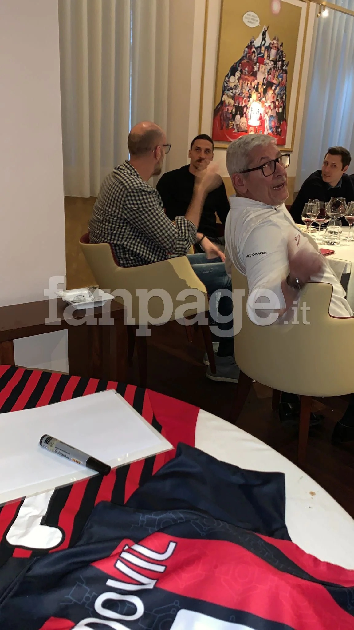 Zlatan es sorprendido comiendo en un restaurante prohibido (Fanpage IT)