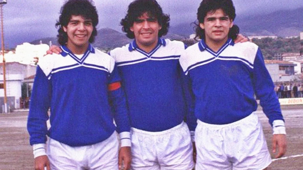 Diego Maradona junto a sus hermanos Lalo y Turco