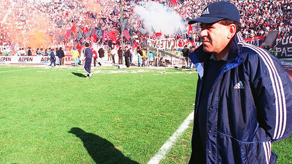 César Vaccia, el último entrenador de Universidad de Chile que ganó en el Estadio Monumental (Archivo)