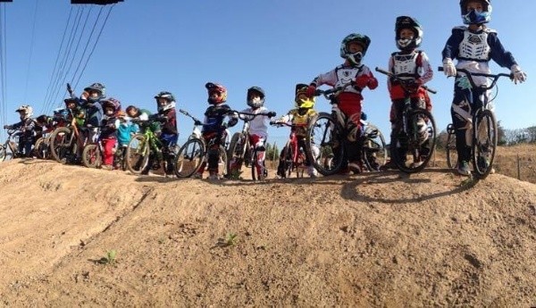 De 2 a 60 años, no hay límite de edad para practicar el BMX en Las Condes. | Foto: Club BMX Las Condes.