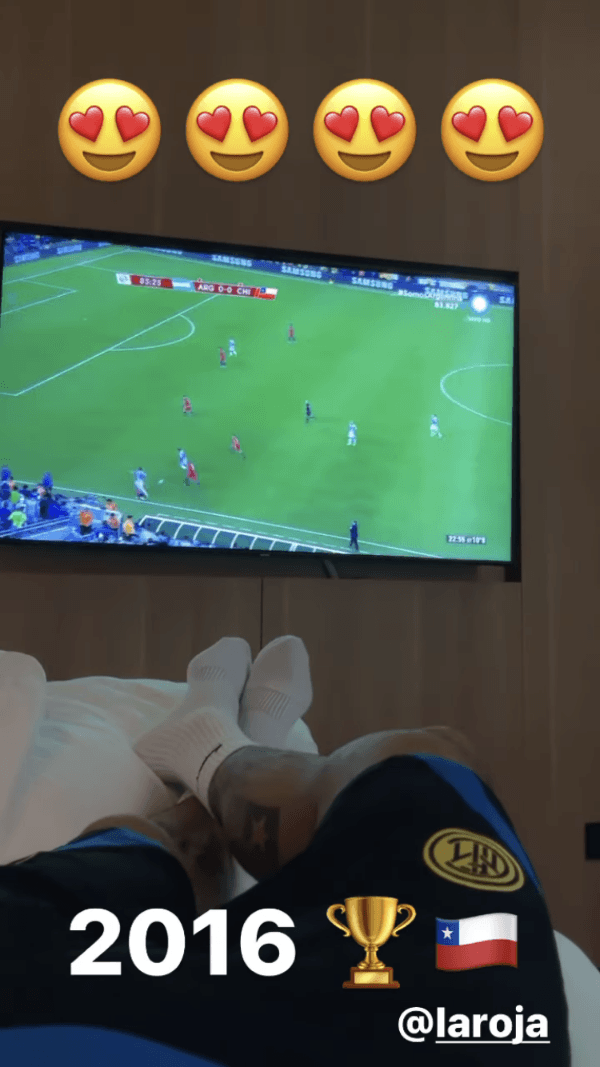 Vidal mirando la Copa América Centenario de 2016. Foto: Instagram